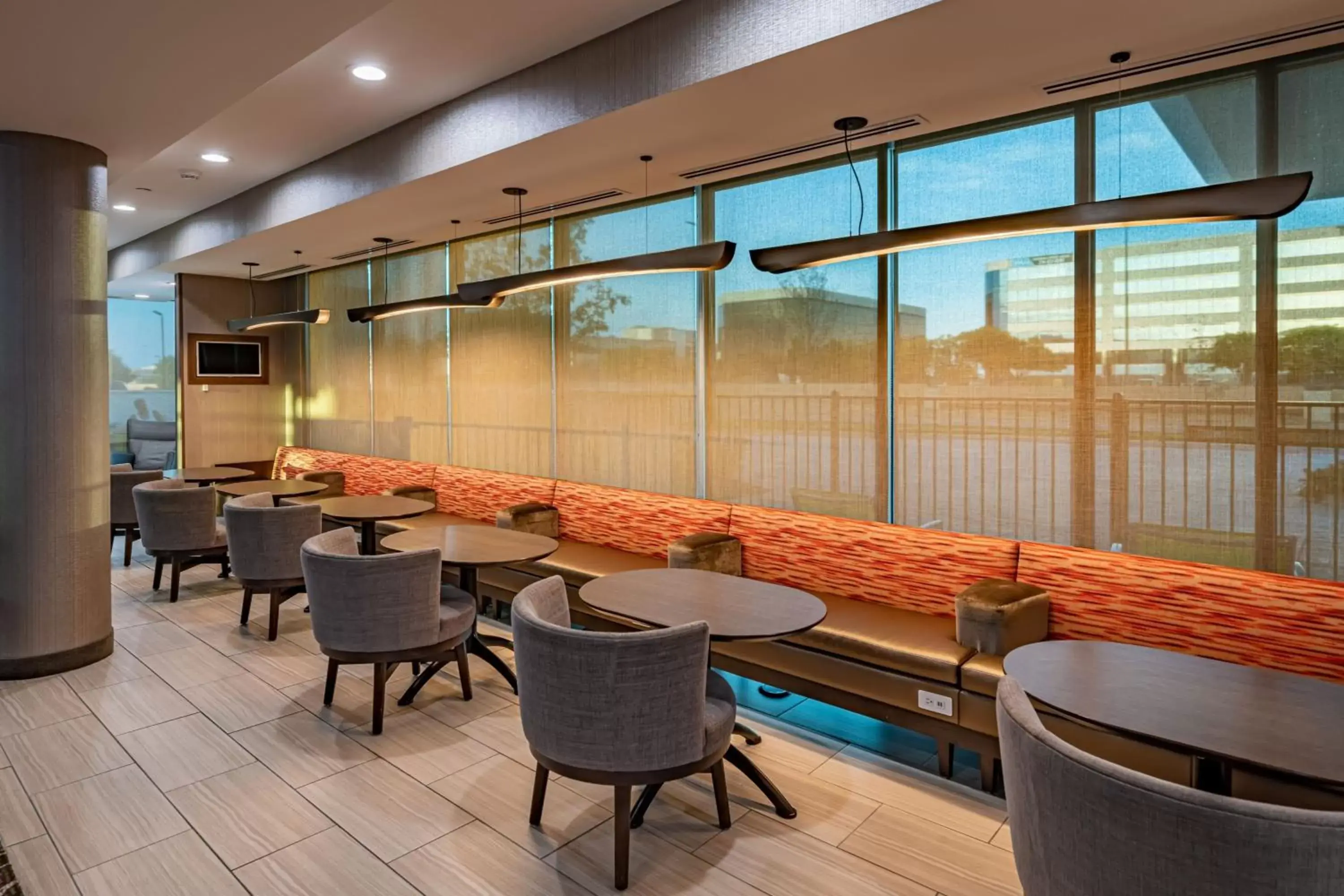 Breakfast, Lounge/Bar in SpringHill Suites Dallas Central Expressway