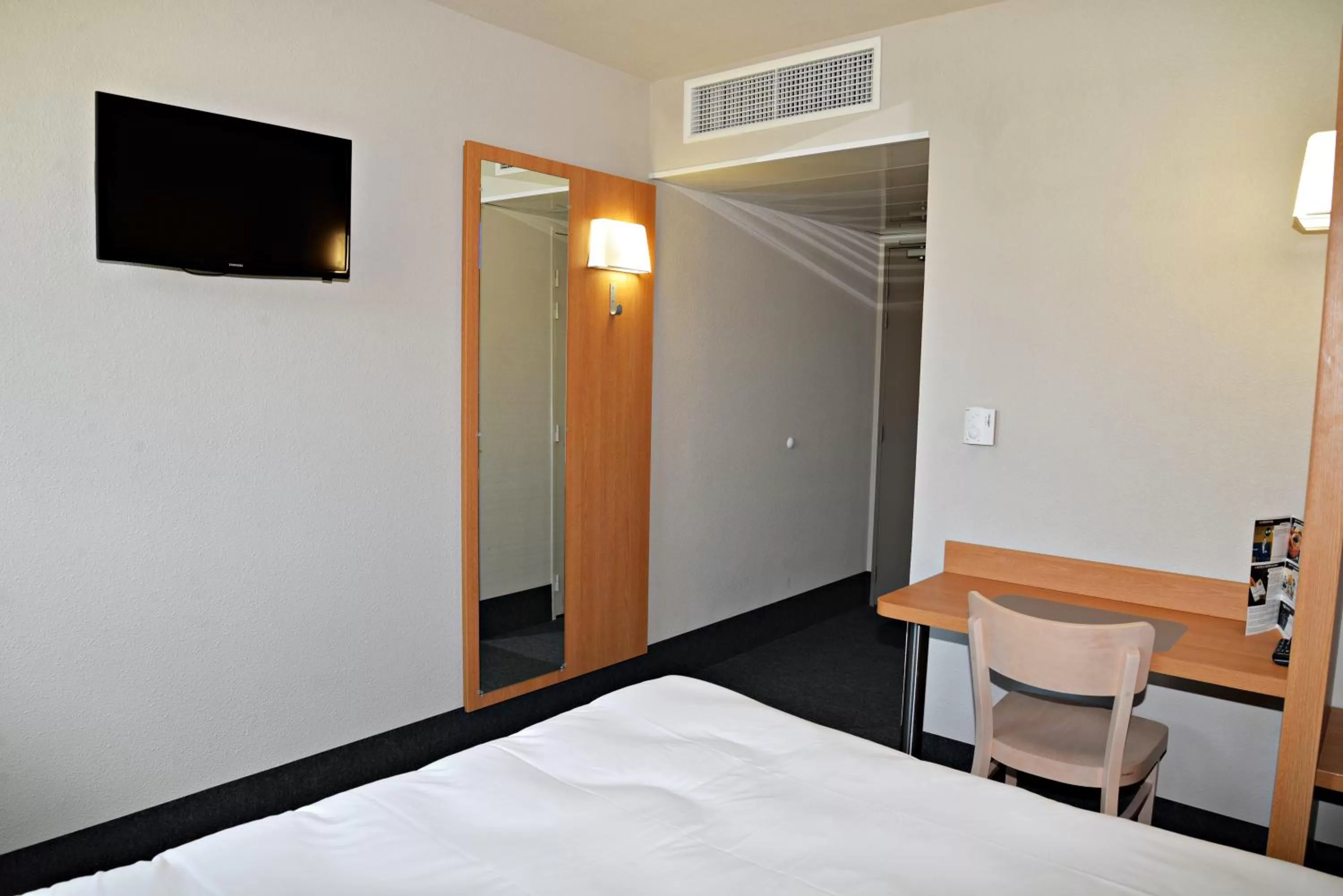 Decorative detail, Bed in B&B HOTEL Alès - Pôle Mécanique