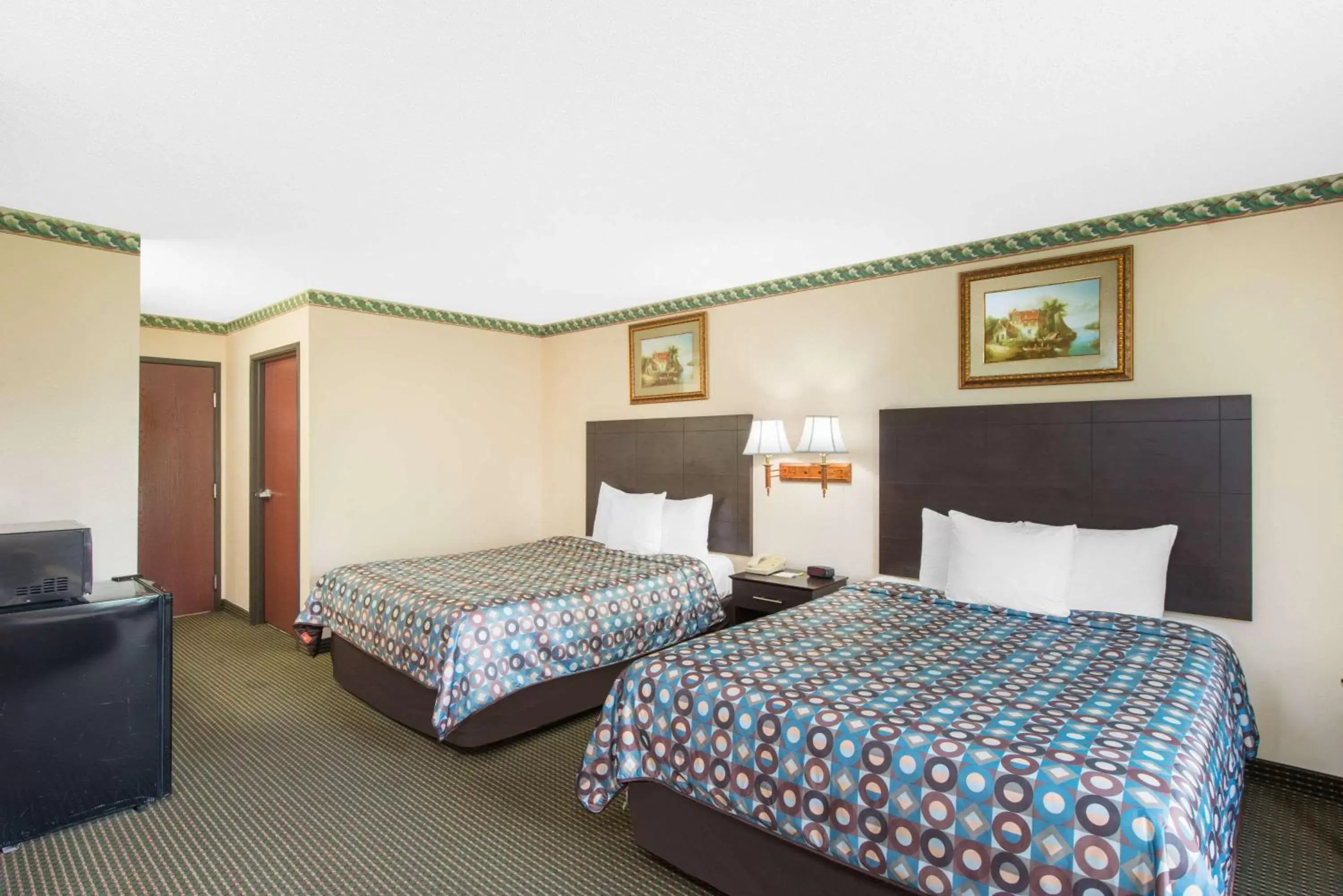 Photo of the whole room, Bed in Days Inn by Wyndham Sullivan