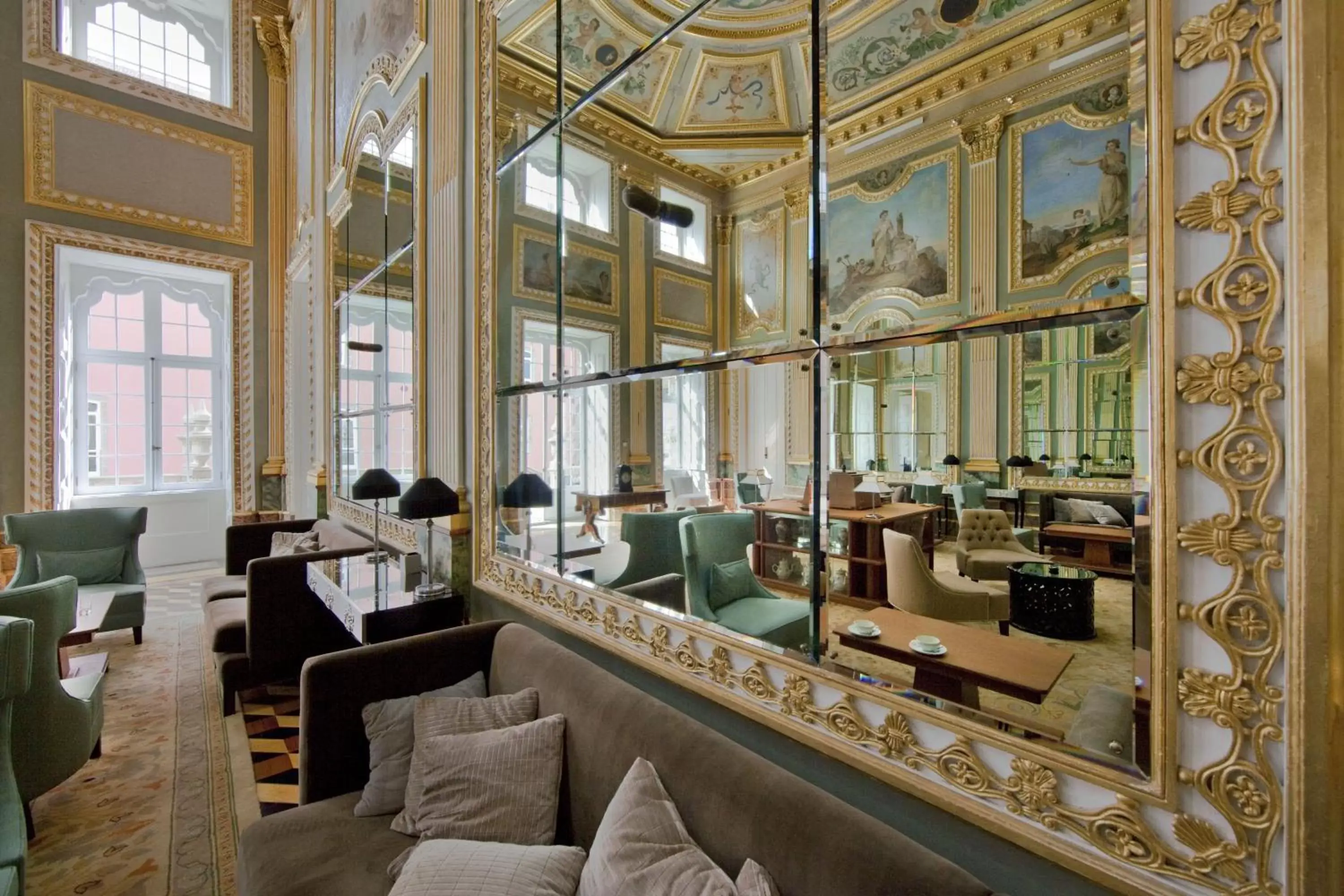 Communal lounge/ TV room in Pestana Palacio do Freixo, Pousada & National Monument - The Leading Hotels of the World