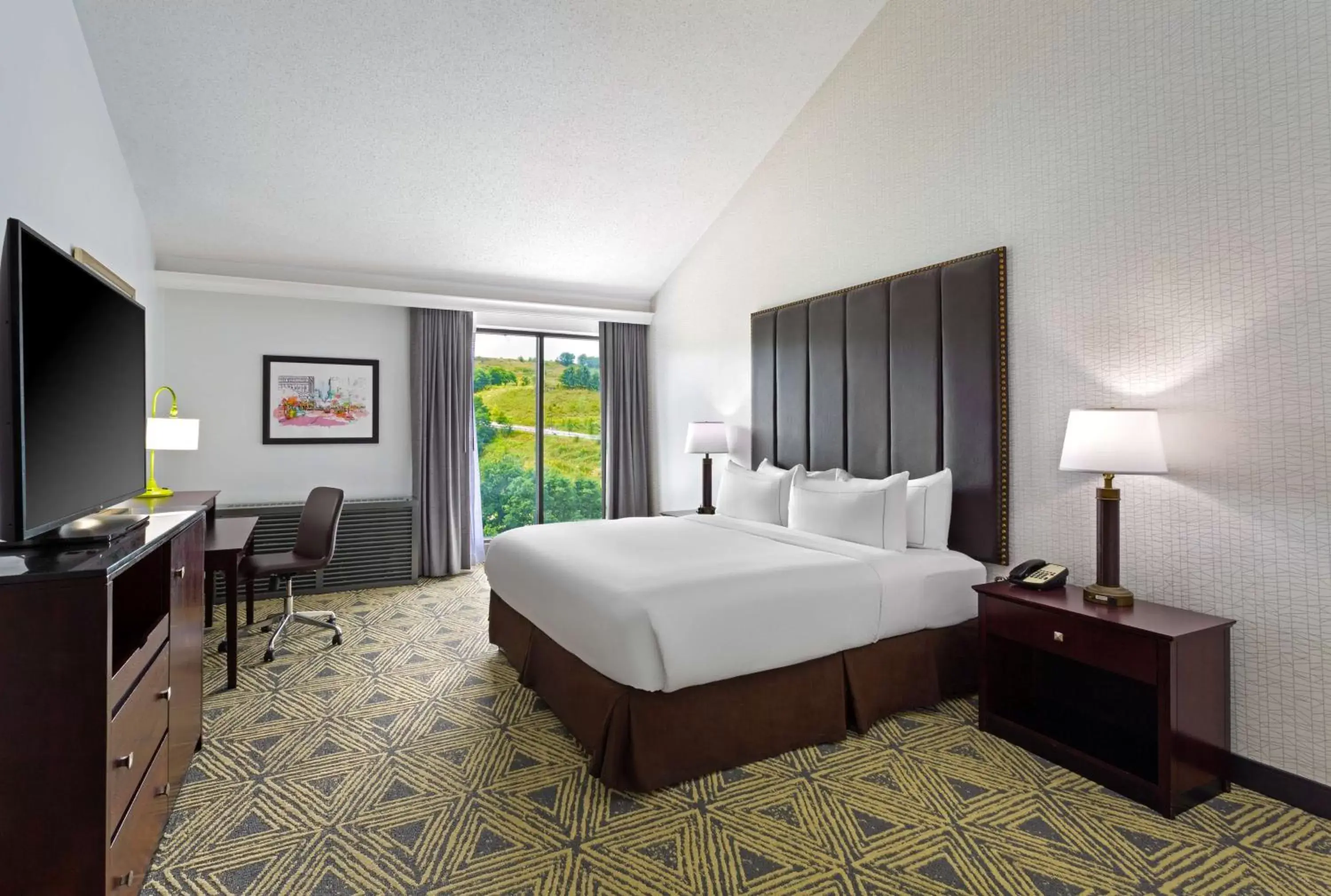 Bedroom, Bed in DoubleTree by Hilton Pittsburgh - Meadow Lands