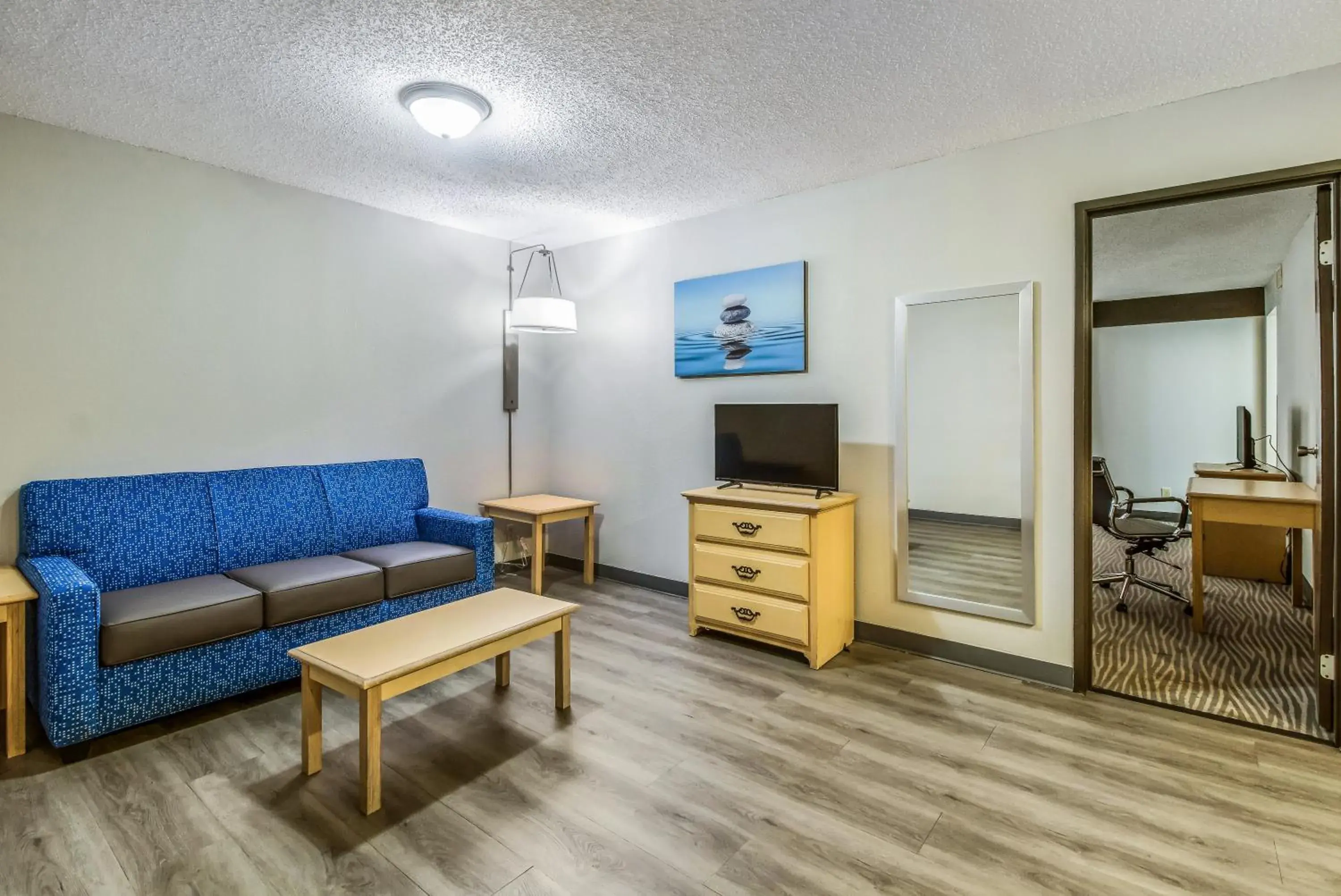 Living room, Seating Area in Clarion Hotel Jackson Northwest