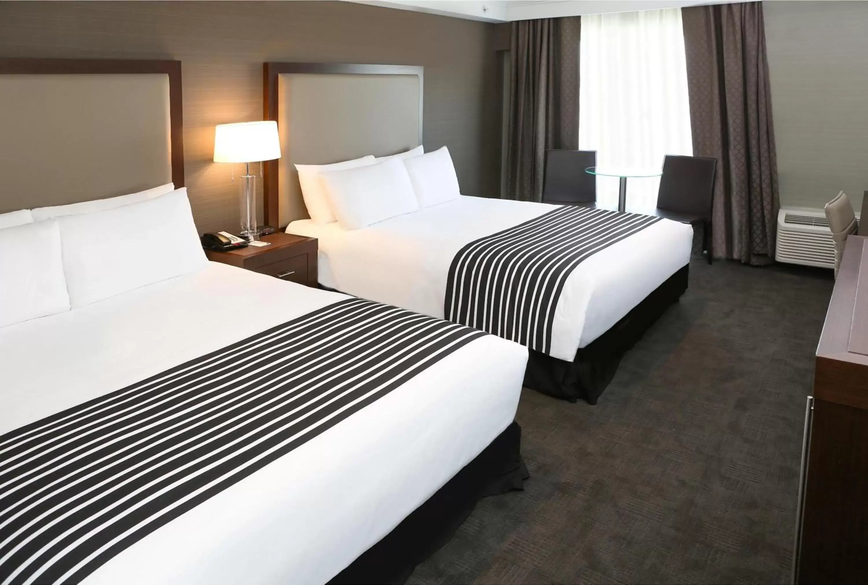 Photo of the whole room, Bed in Sandman Hotel Abbotsford Airport