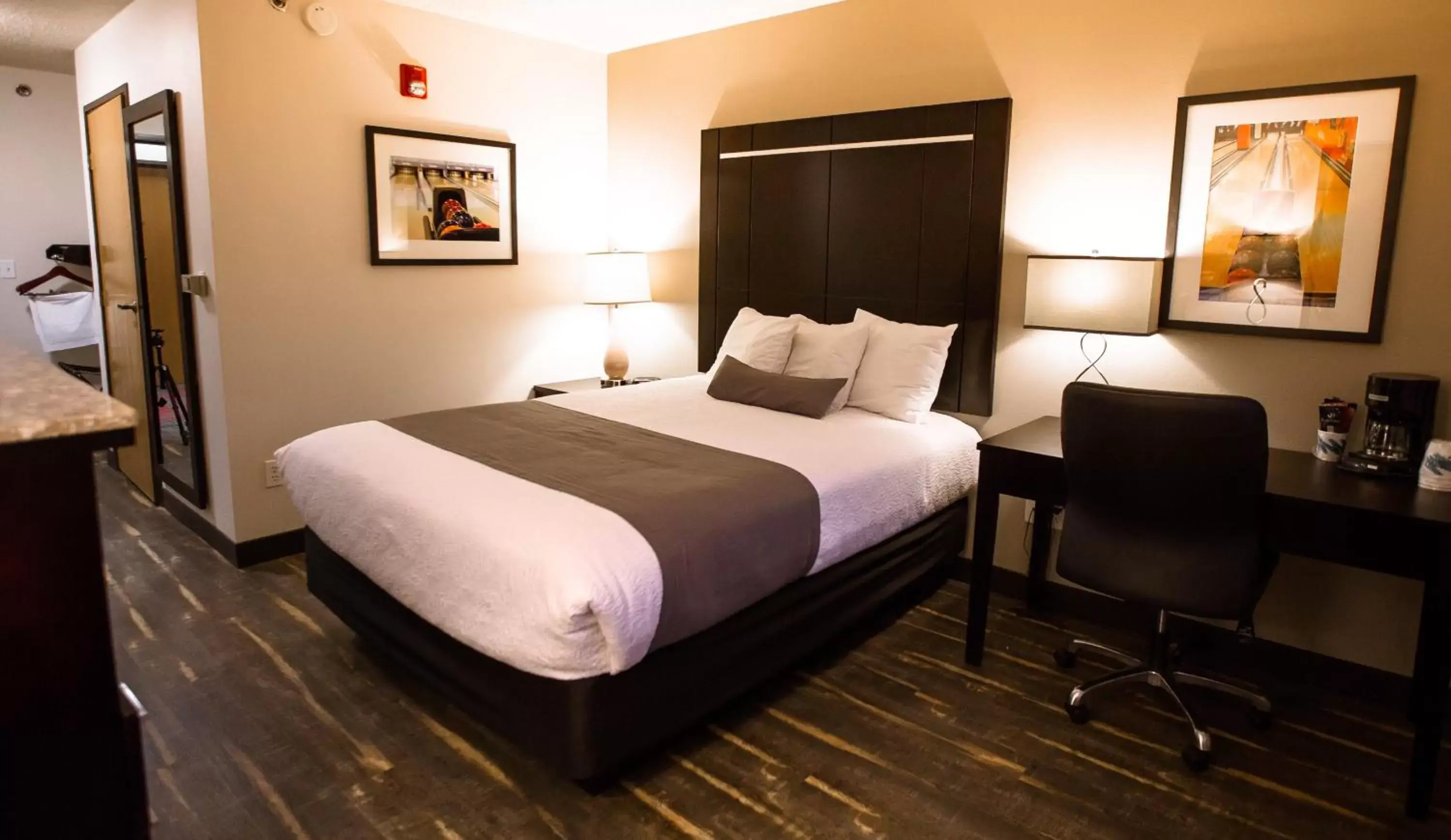 Bedroom, Bed in Ten Pin Inn & Suites