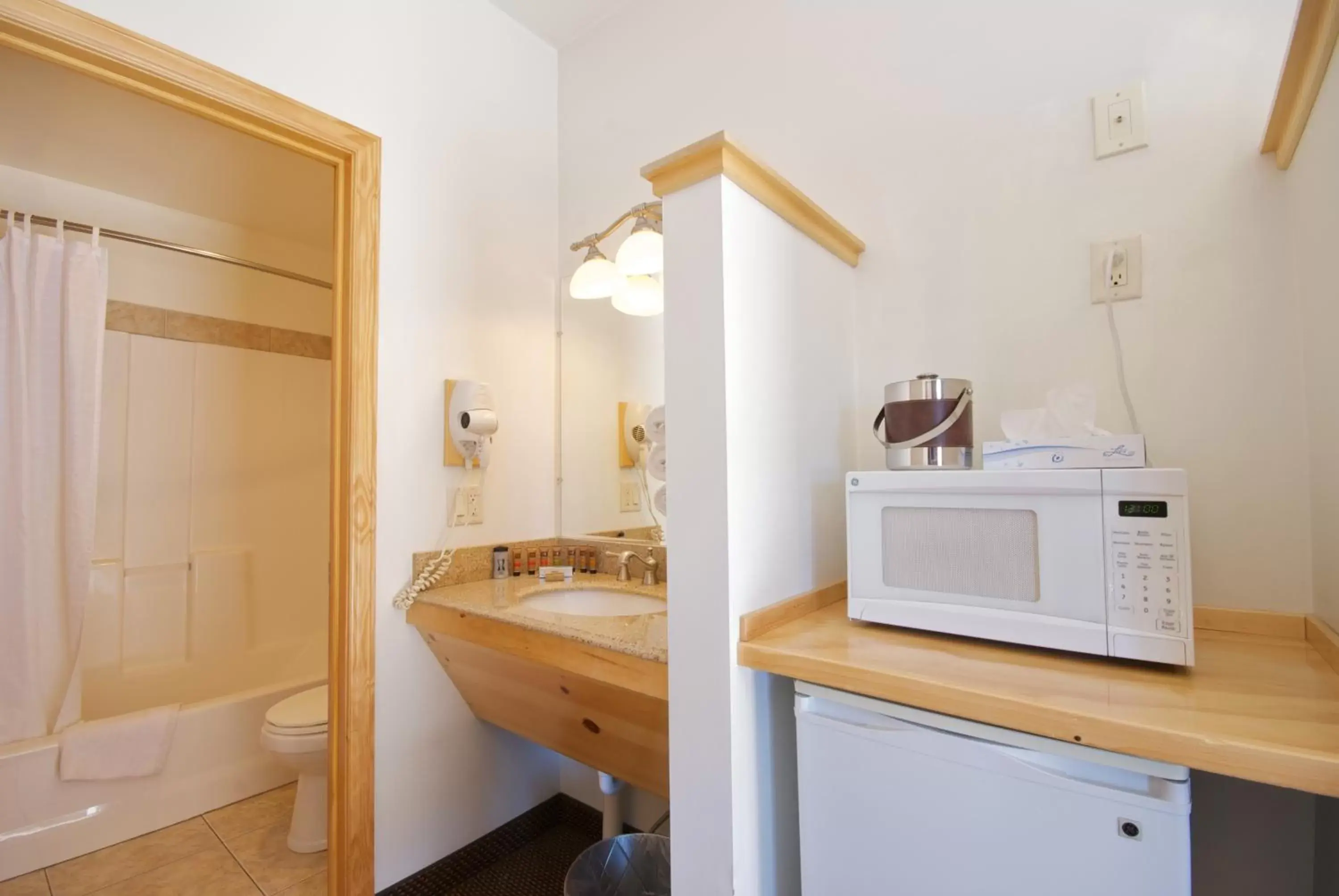 Shower, Bathroom in Nordic Lodge