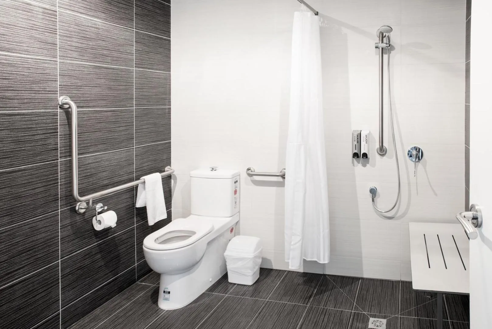 Shower in Lily Sands Inn