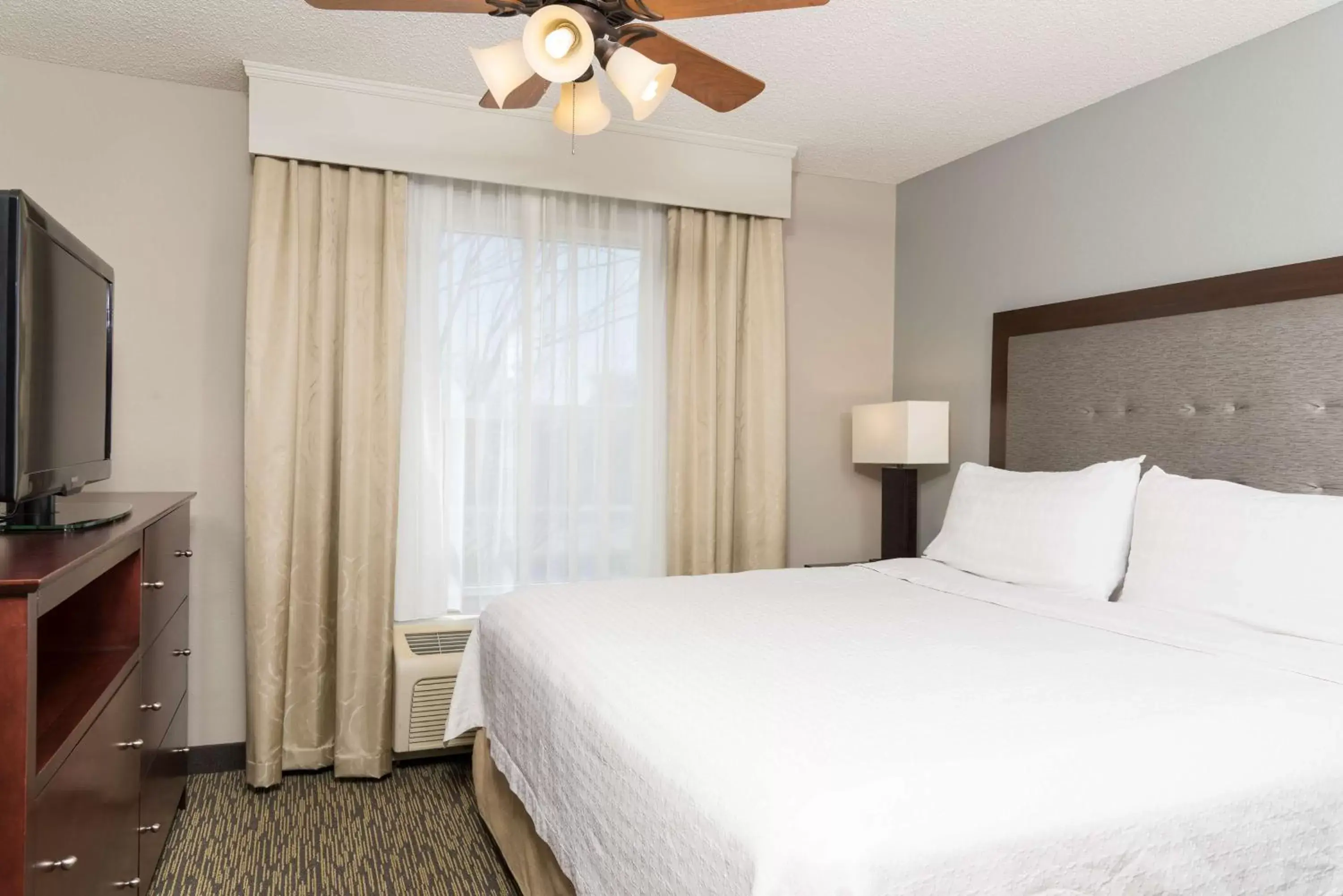 Bedroom, Bed in Homewood Suites by Hilton Bloomington