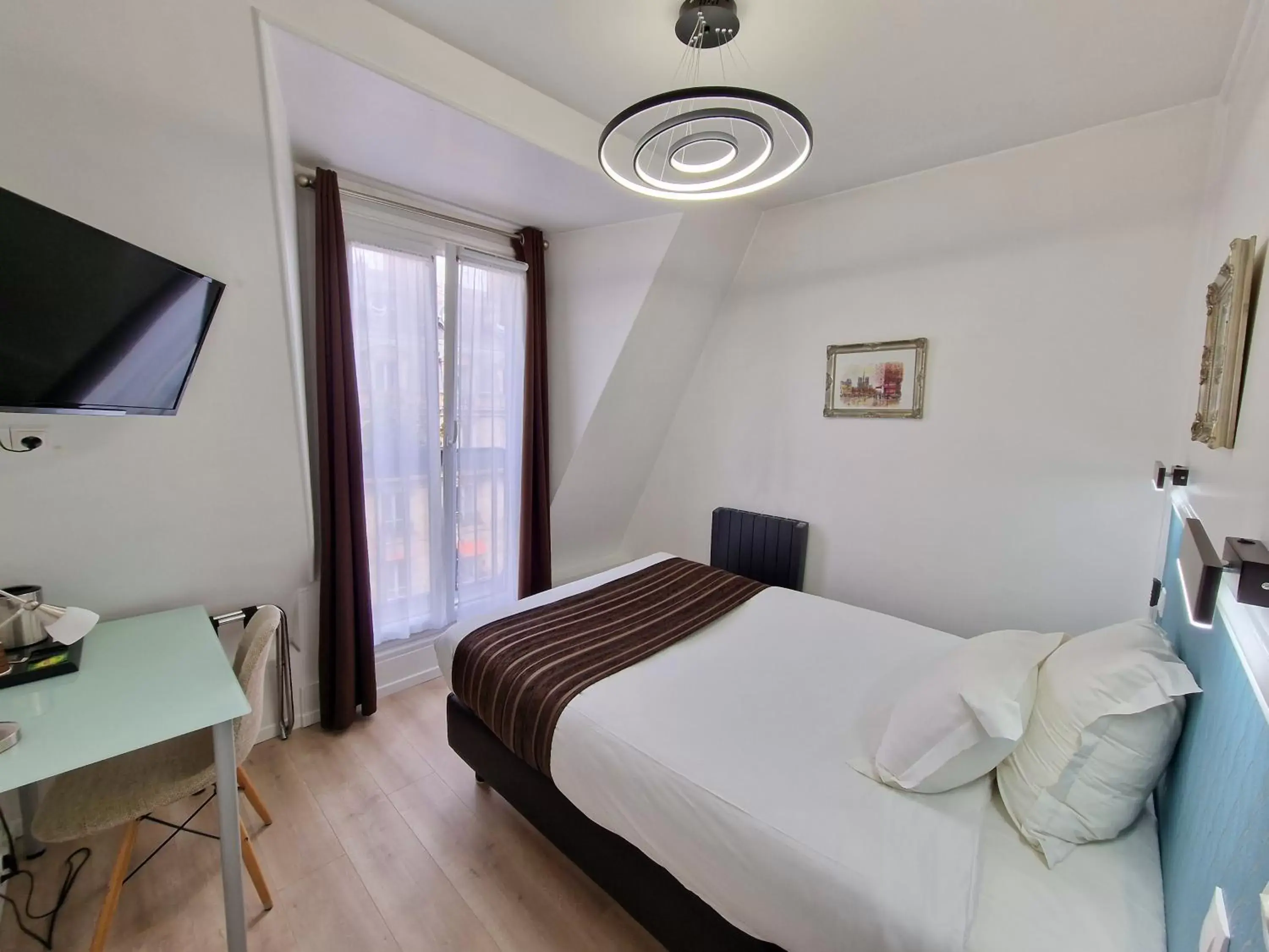 Bedroom, Bed in Hôtel Océanic - Grands Magasins