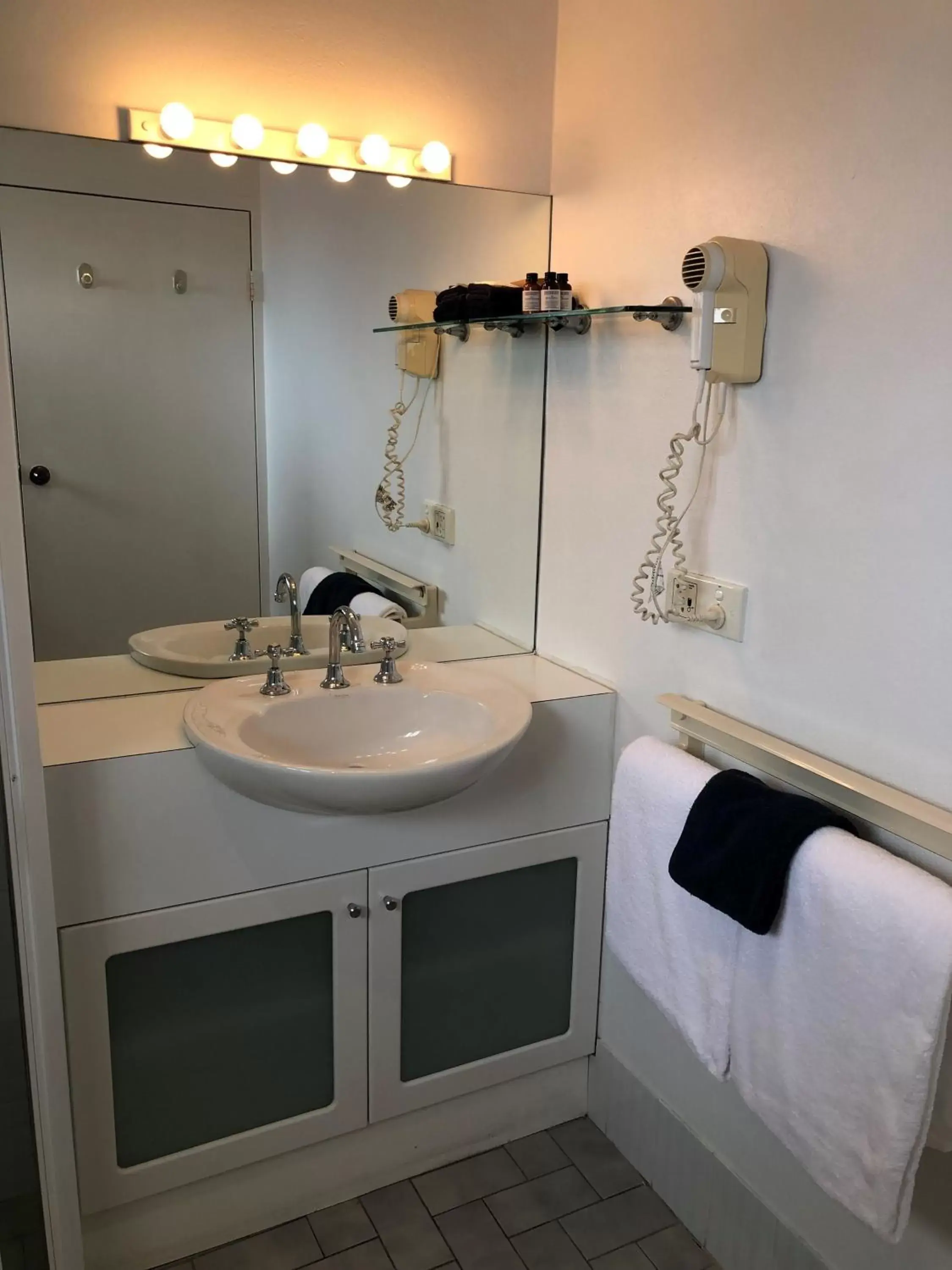 Bathroom in Avaleen Lodge Motor Inn