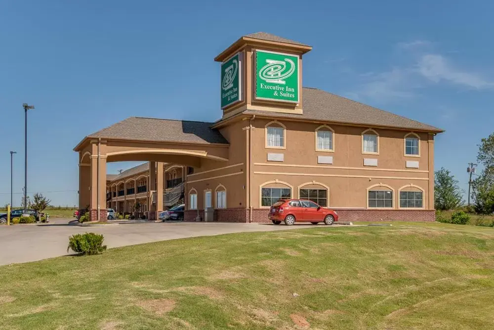 Facade/entrance, Property Building in Executive Inn & Suites Cushing