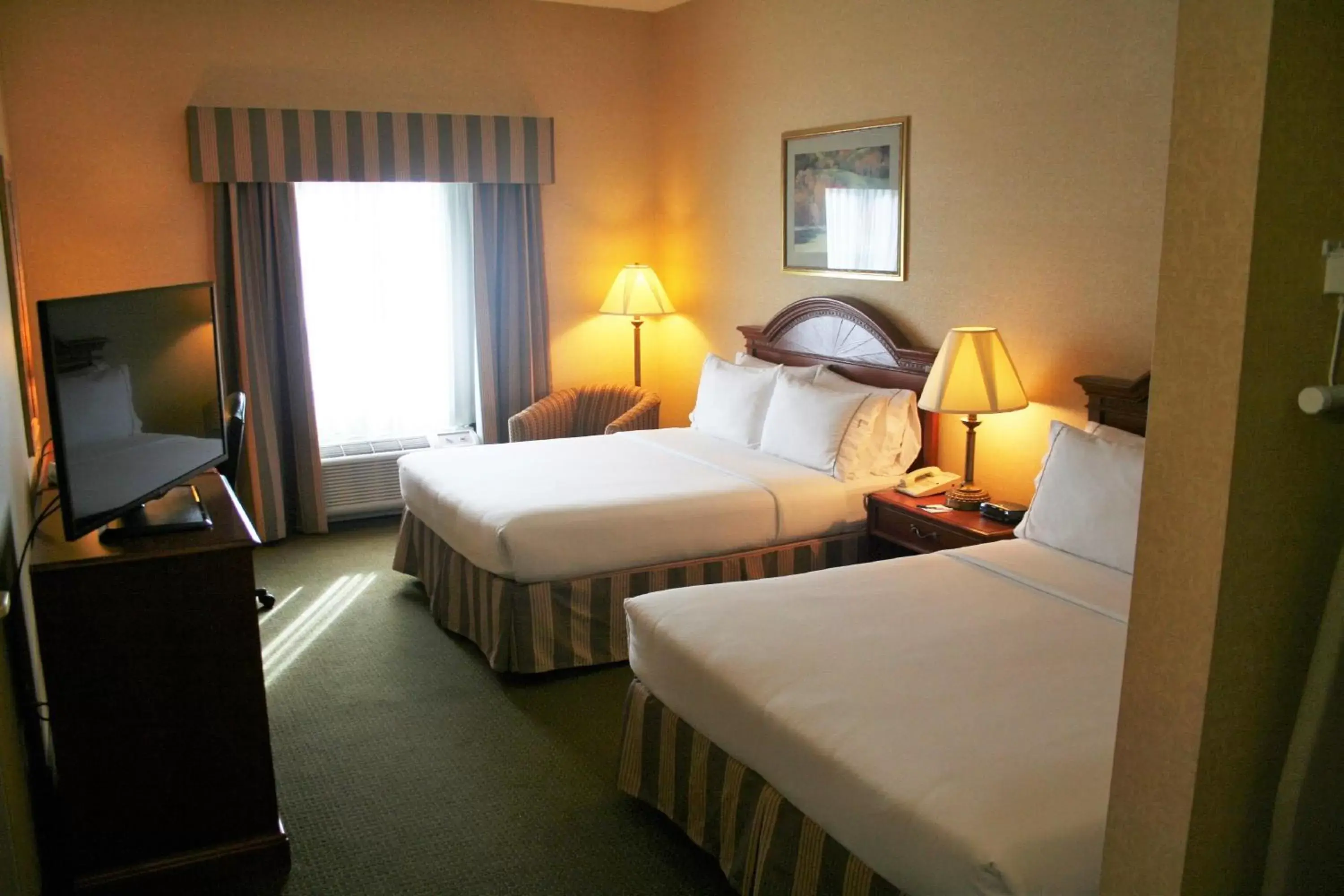 Photo of the whole room, Bed in Holiday Inn Express Hotel & Suites Drums-Hazelton, an IHG Hotel