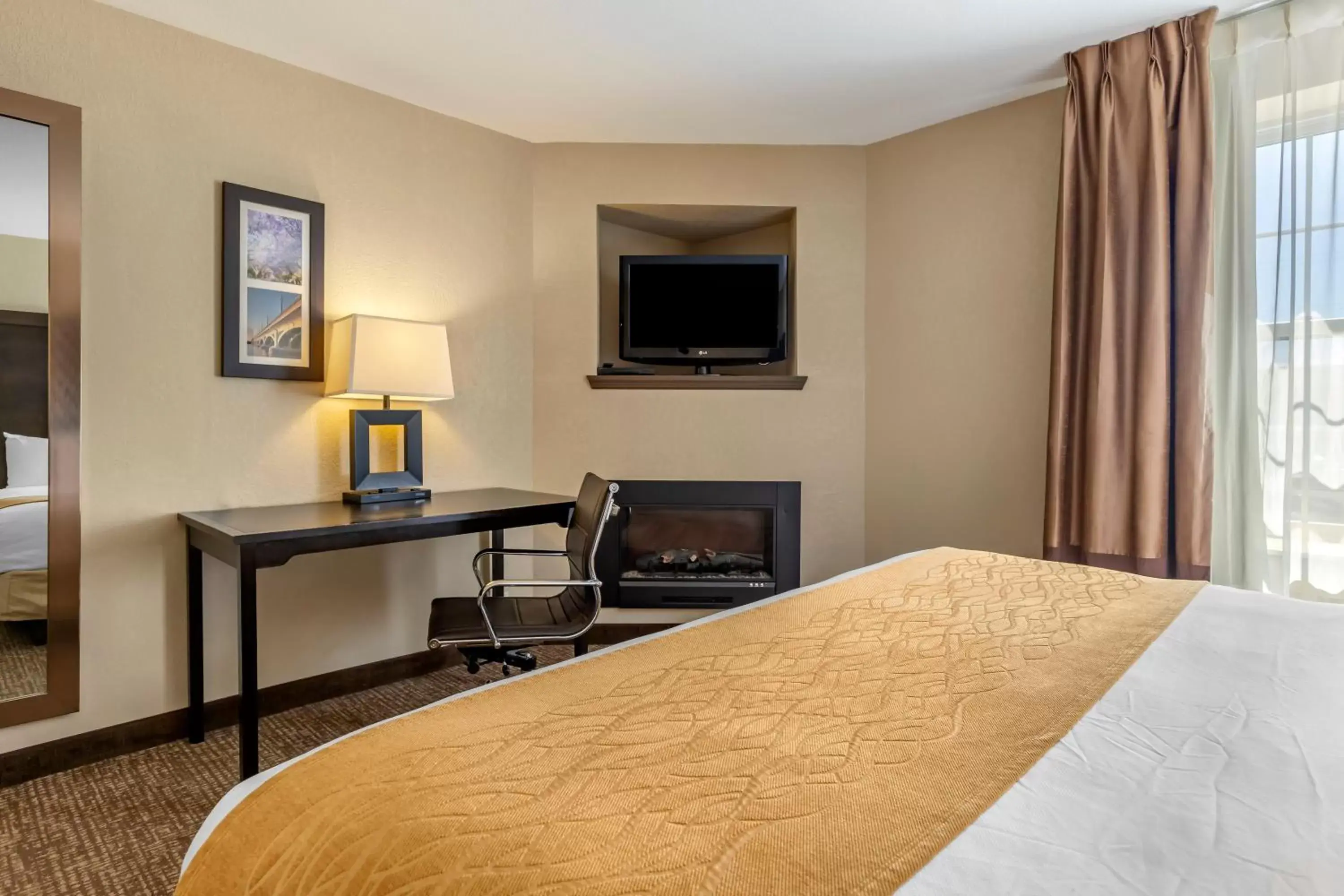Bed in Comfort Inn & Suites Allen Park/Dearborn