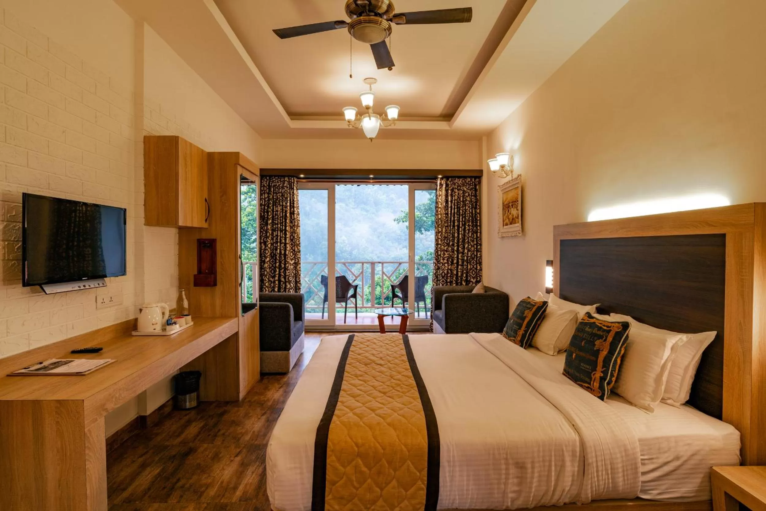 Photo of the whole room, Bed in Tea Harvester