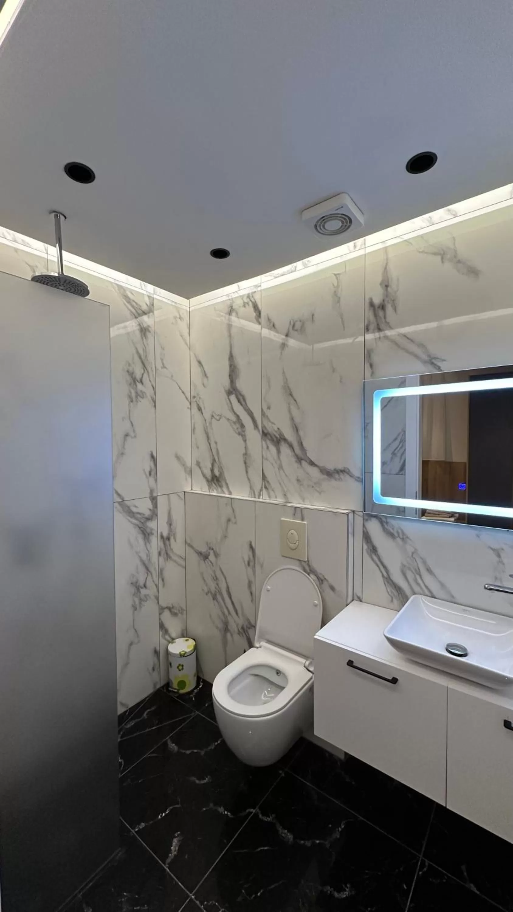 Shower, Bathroom in Hotel Colis