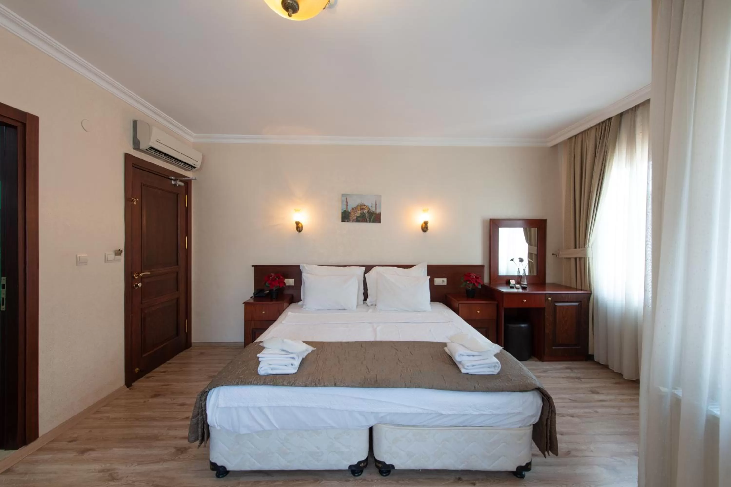 Photo of the whole room, Bed in Sultanahmet Cesme Hotel