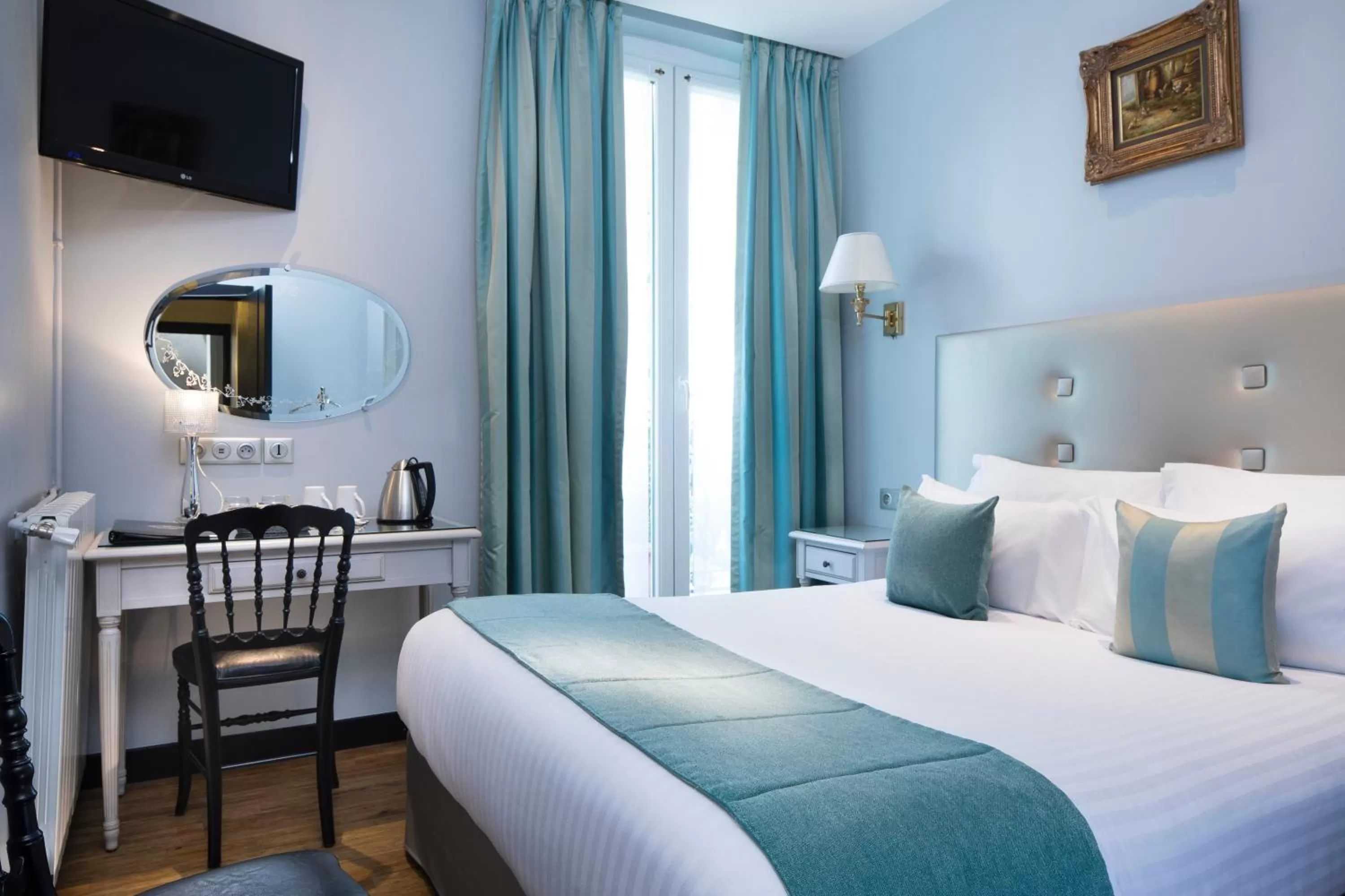 Bedroom, Bed in Hotel Plaza Elysées