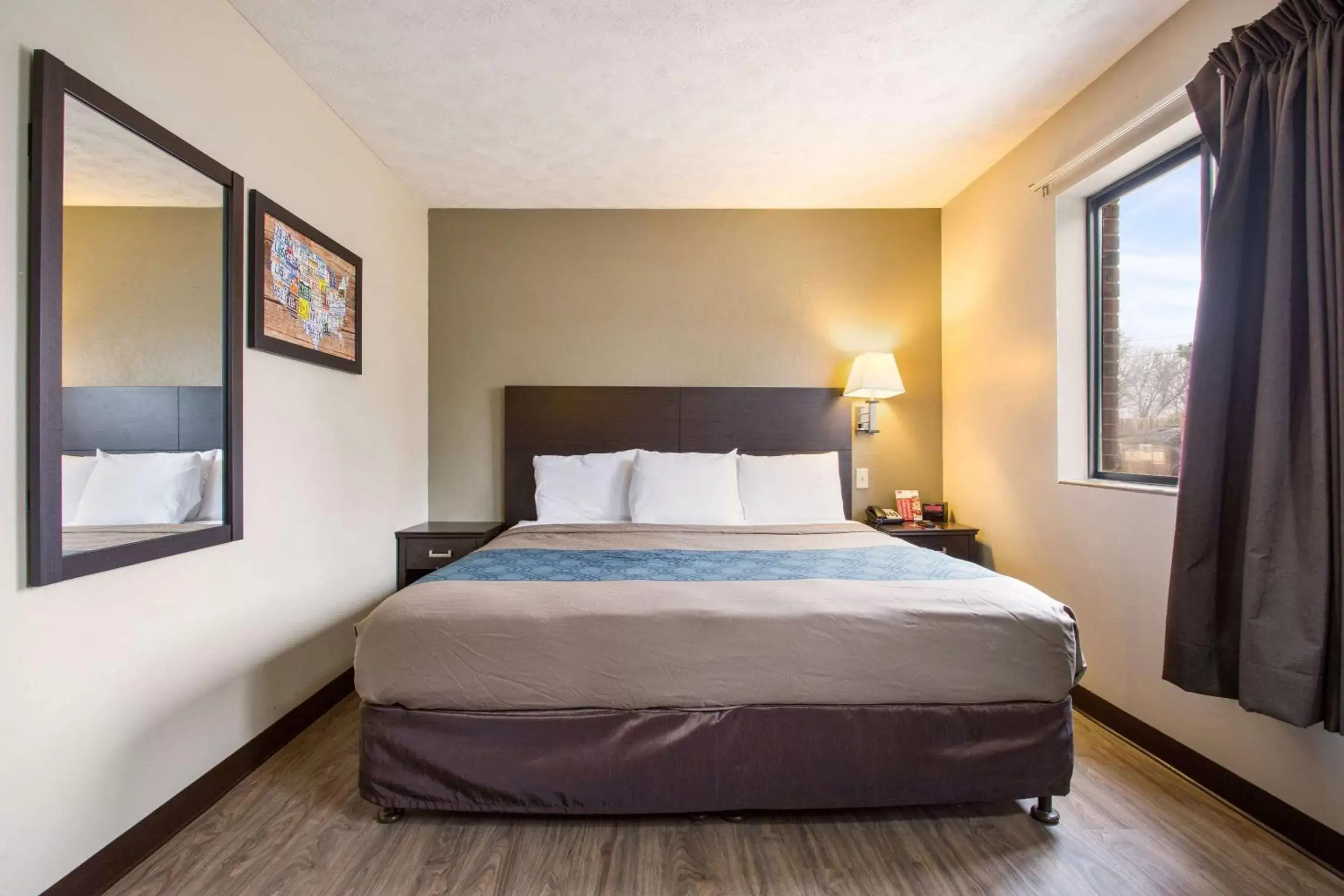 Photo of the whole room, Bed in Econo Lodge Olathe - Kansas City