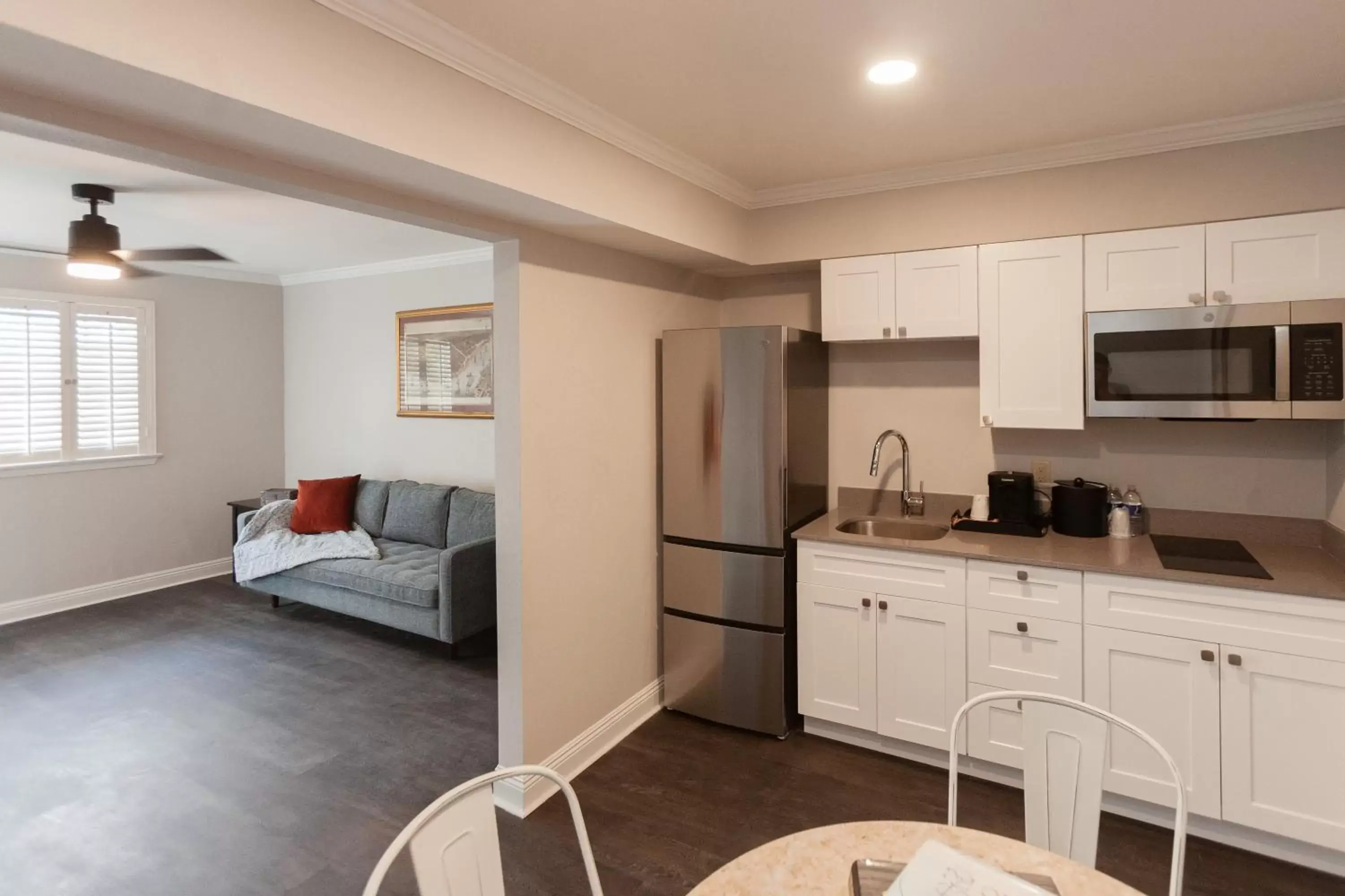 Living room, Kitchen/Kitchenette in French Quarter Courtyard Hotel and Suites