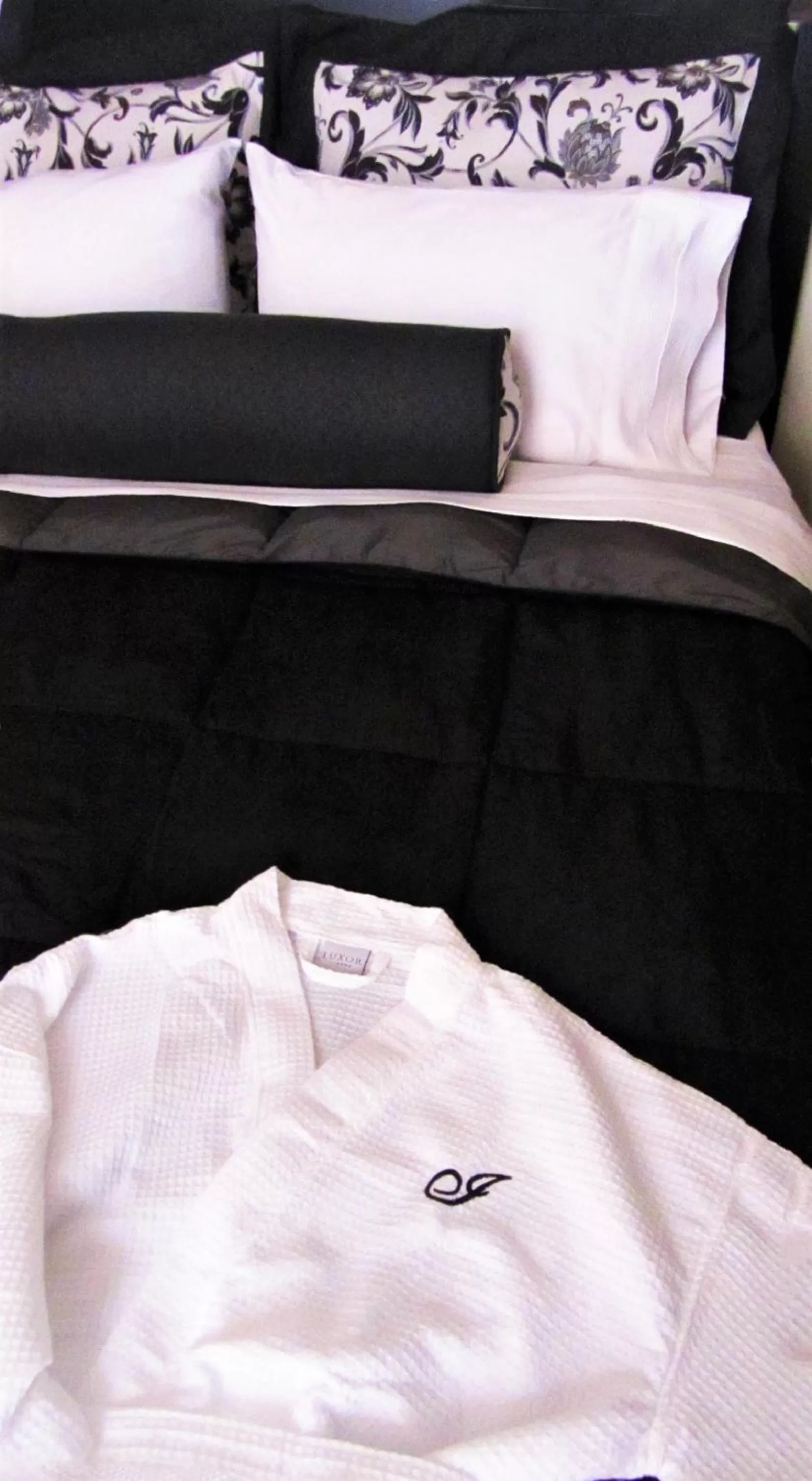 Decorative detail, Bed in La Isabela Suites