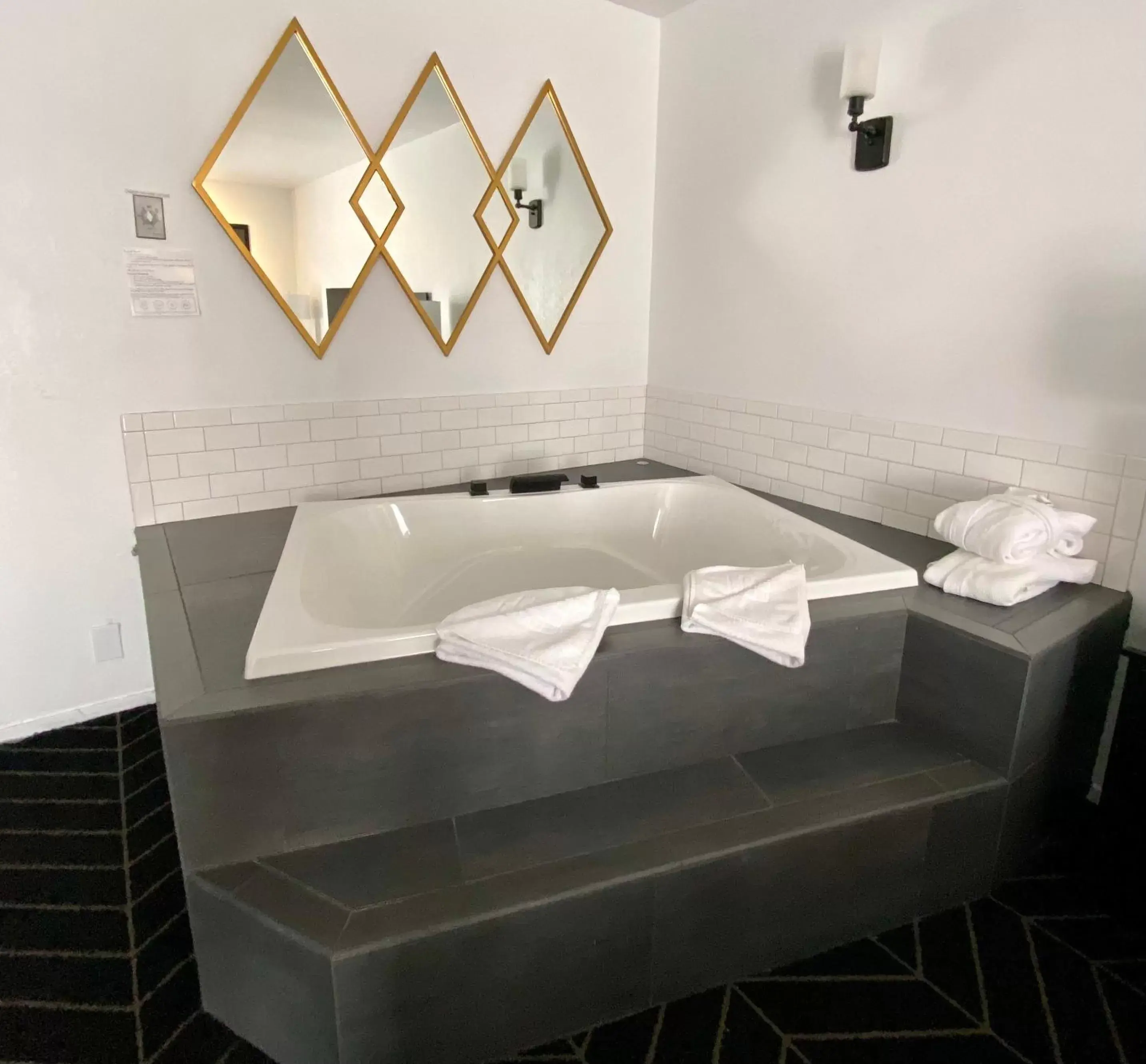 Hot Tub, Bathroom in Masterpiece Hotel