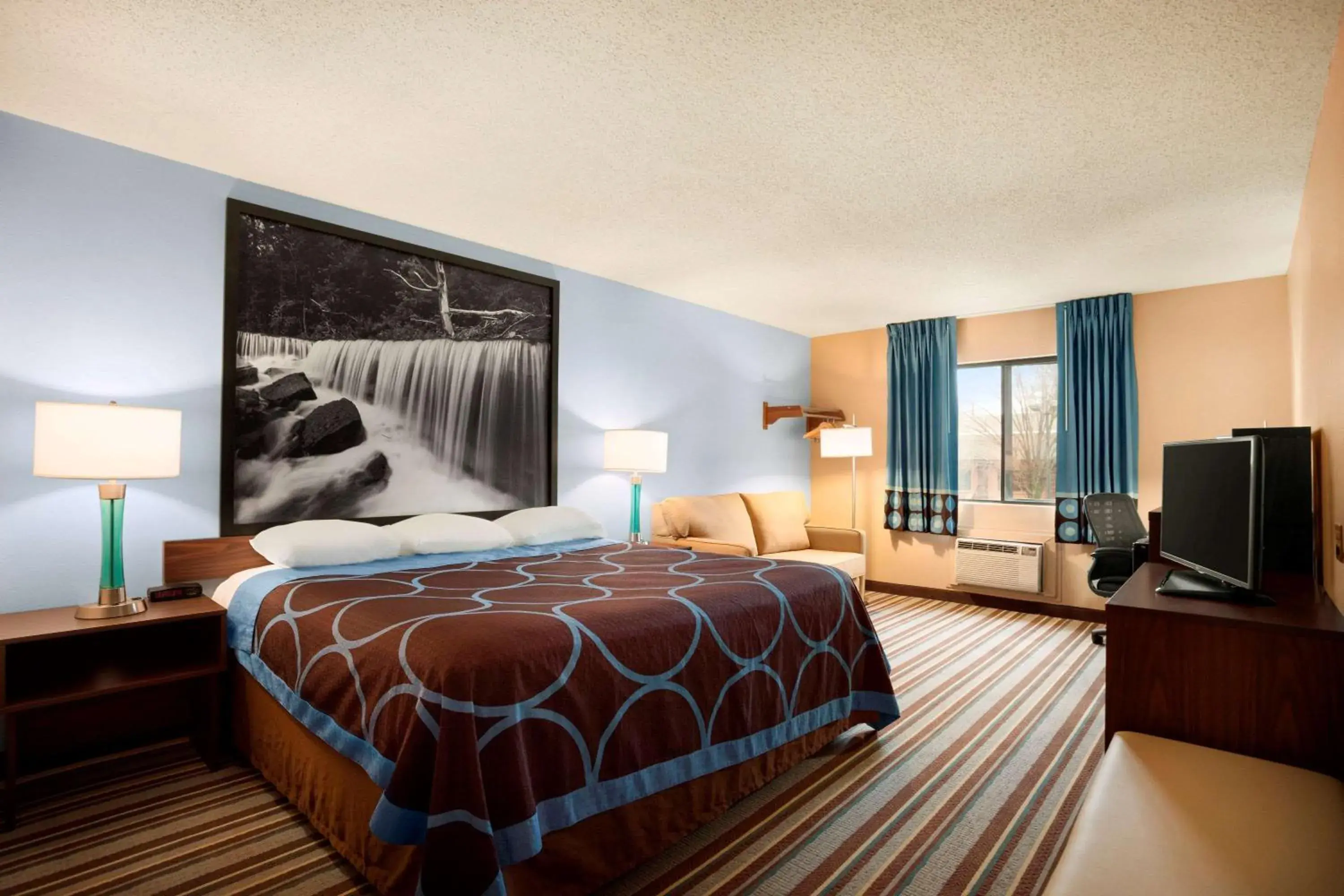 Photo of the whole room, Bed in Super 8 by Wyndham Pittsburg KS