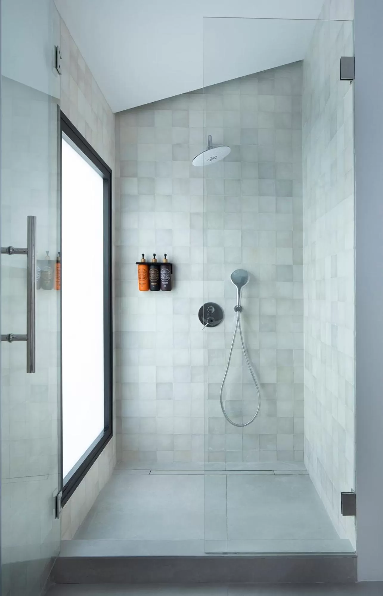 Shower in Hotel Serawa Alicante