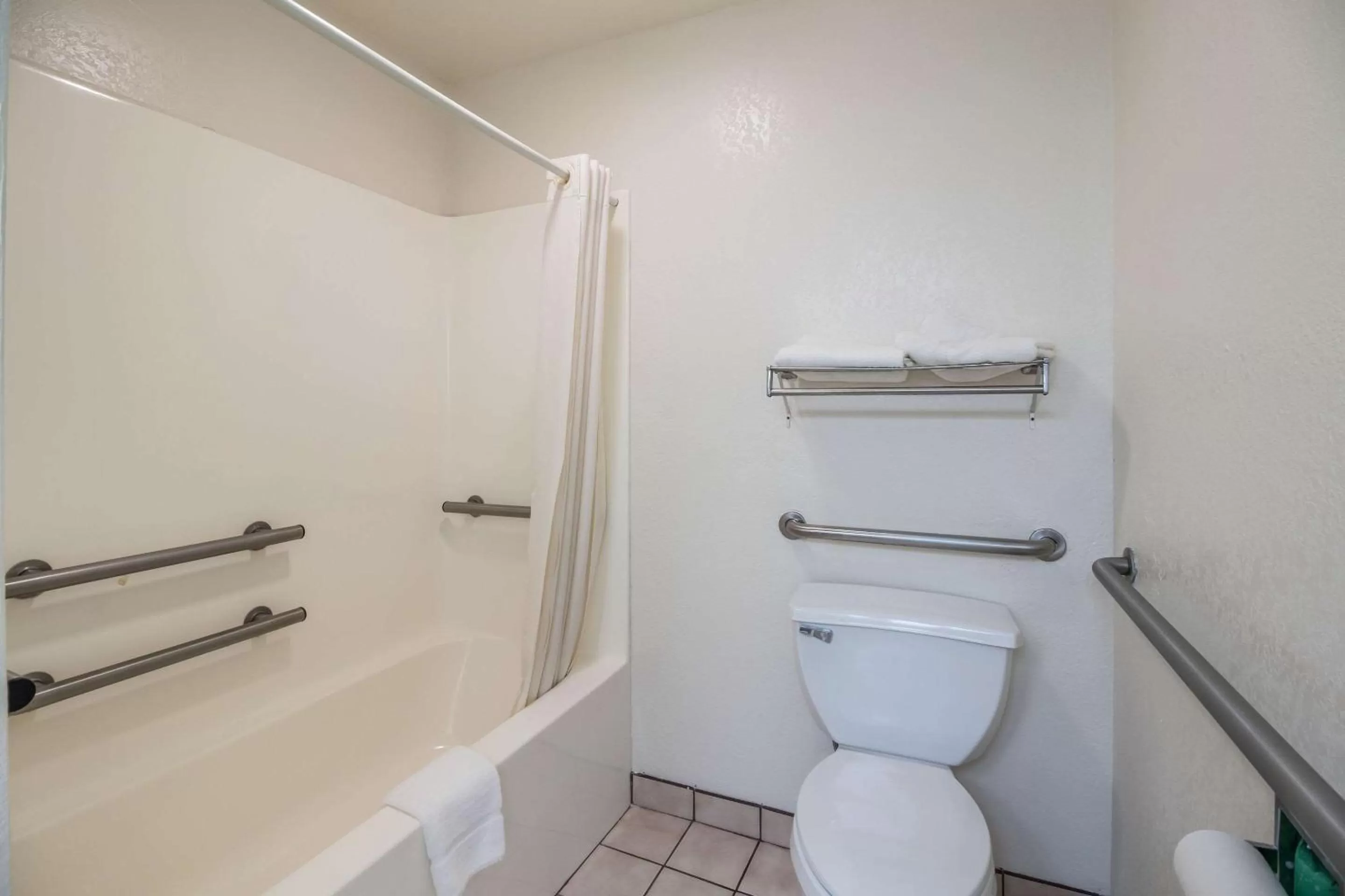 Photo of the whole room in Rodeway Inn Bolivar