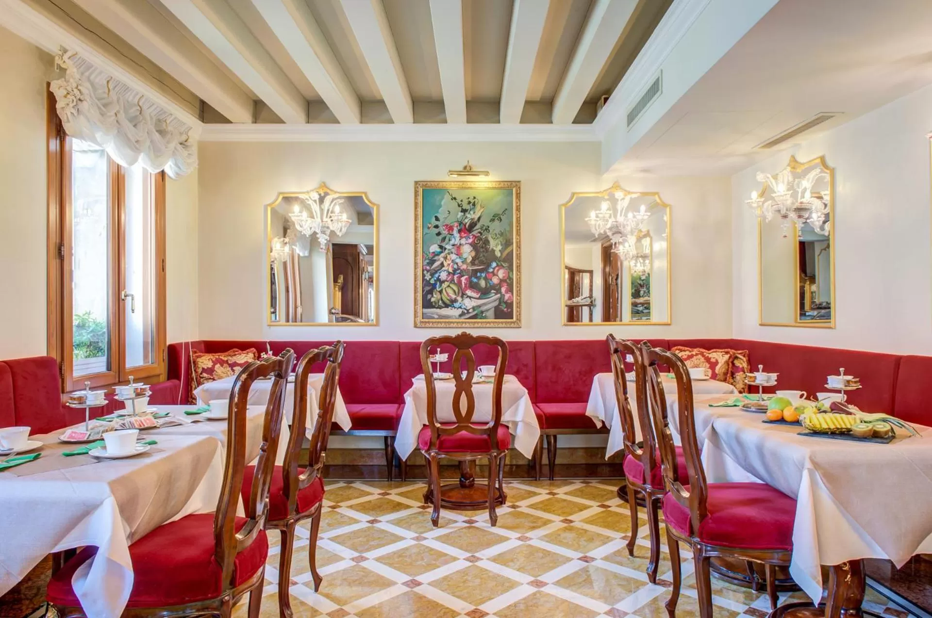 Breakfast in Canal Grande