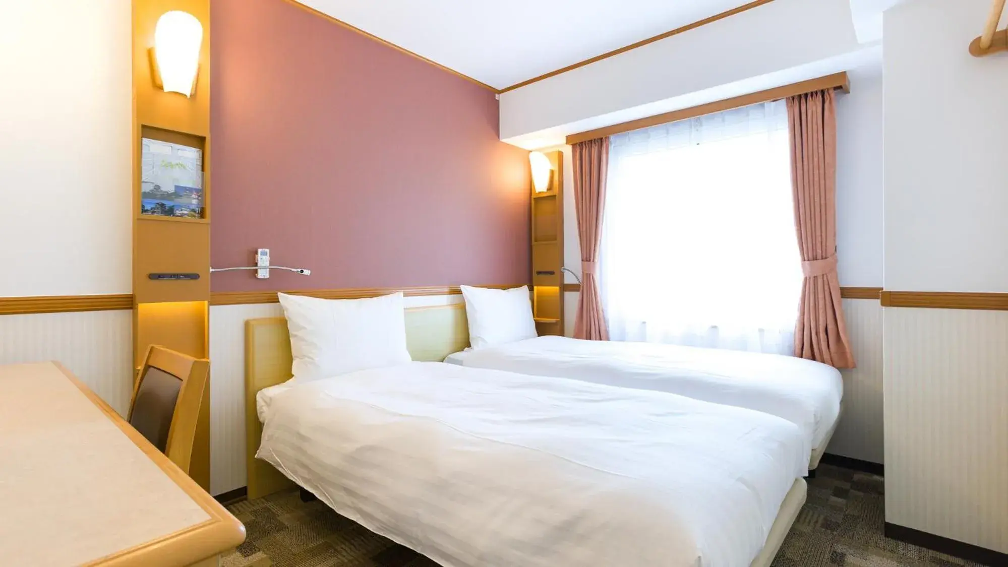 Bedroom, Bed in Toyoko Inn Yokohama Tsurumi eki Higashi guchi