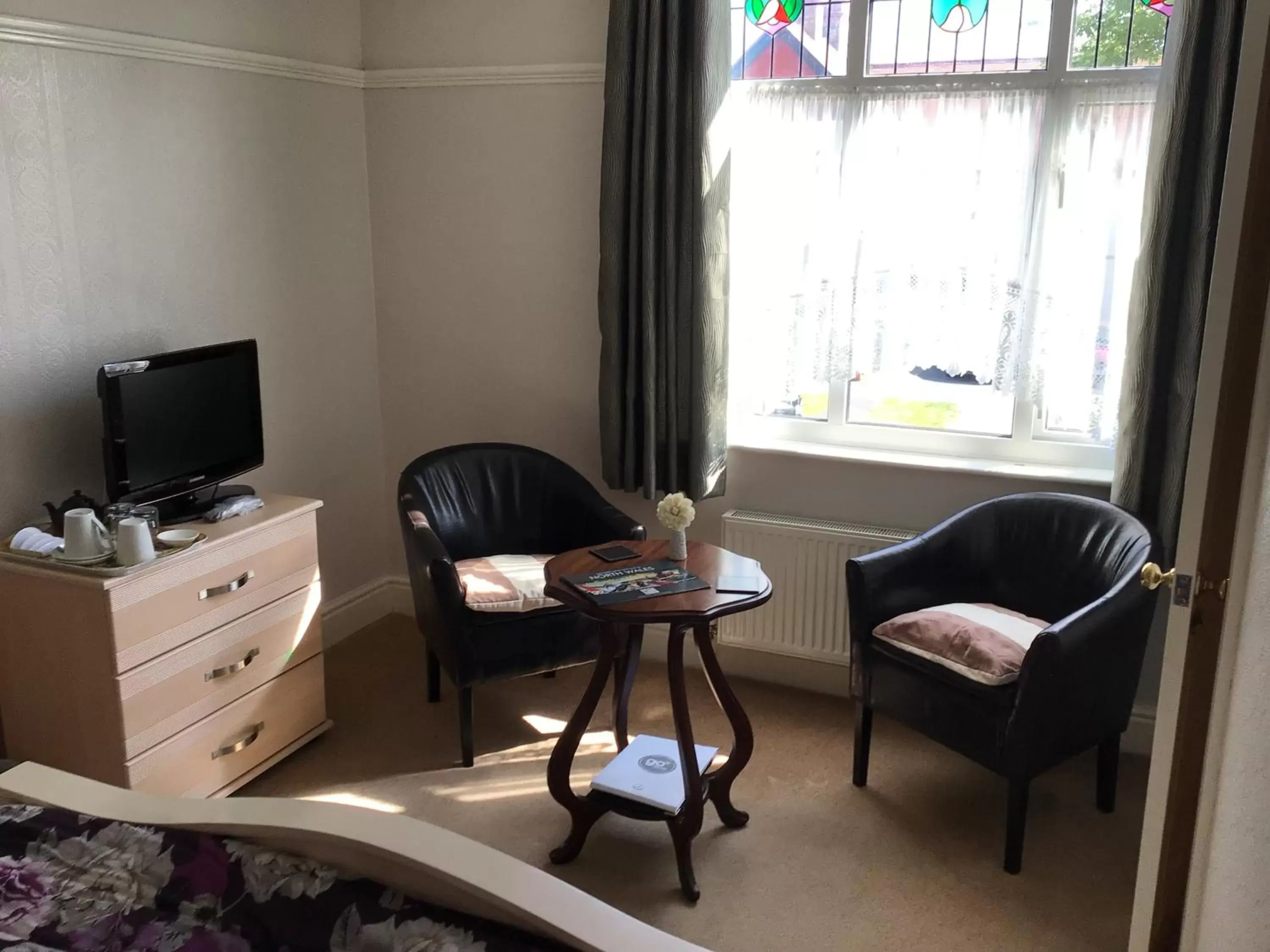 TV and multimedia, Seating Area in Southbourne Guest House