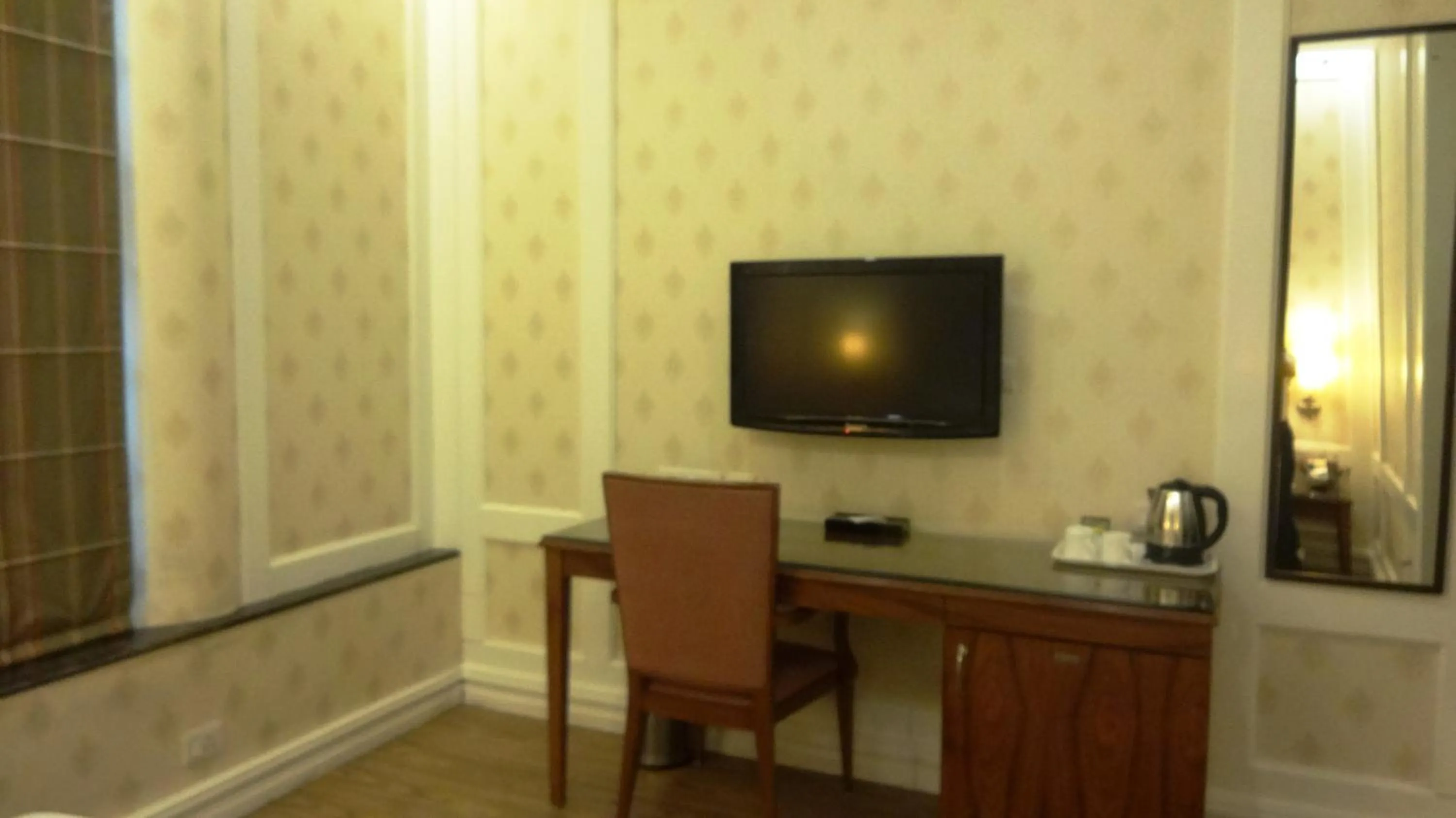 TV and multimedia in Hotel Bright