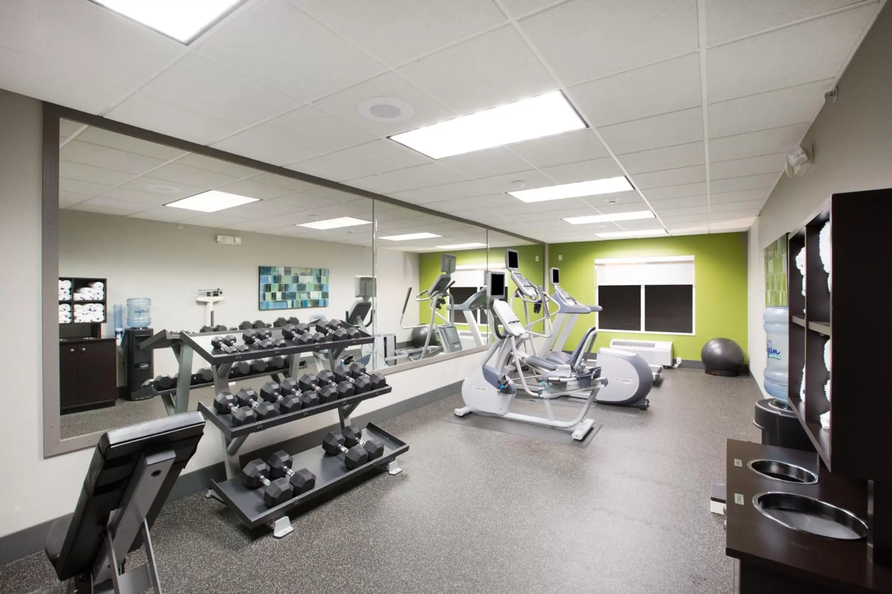 Spa and wellness centre/facilities, Fitness Center/Facilities in Holiday Inn Express Hastings, an IHG Hotel