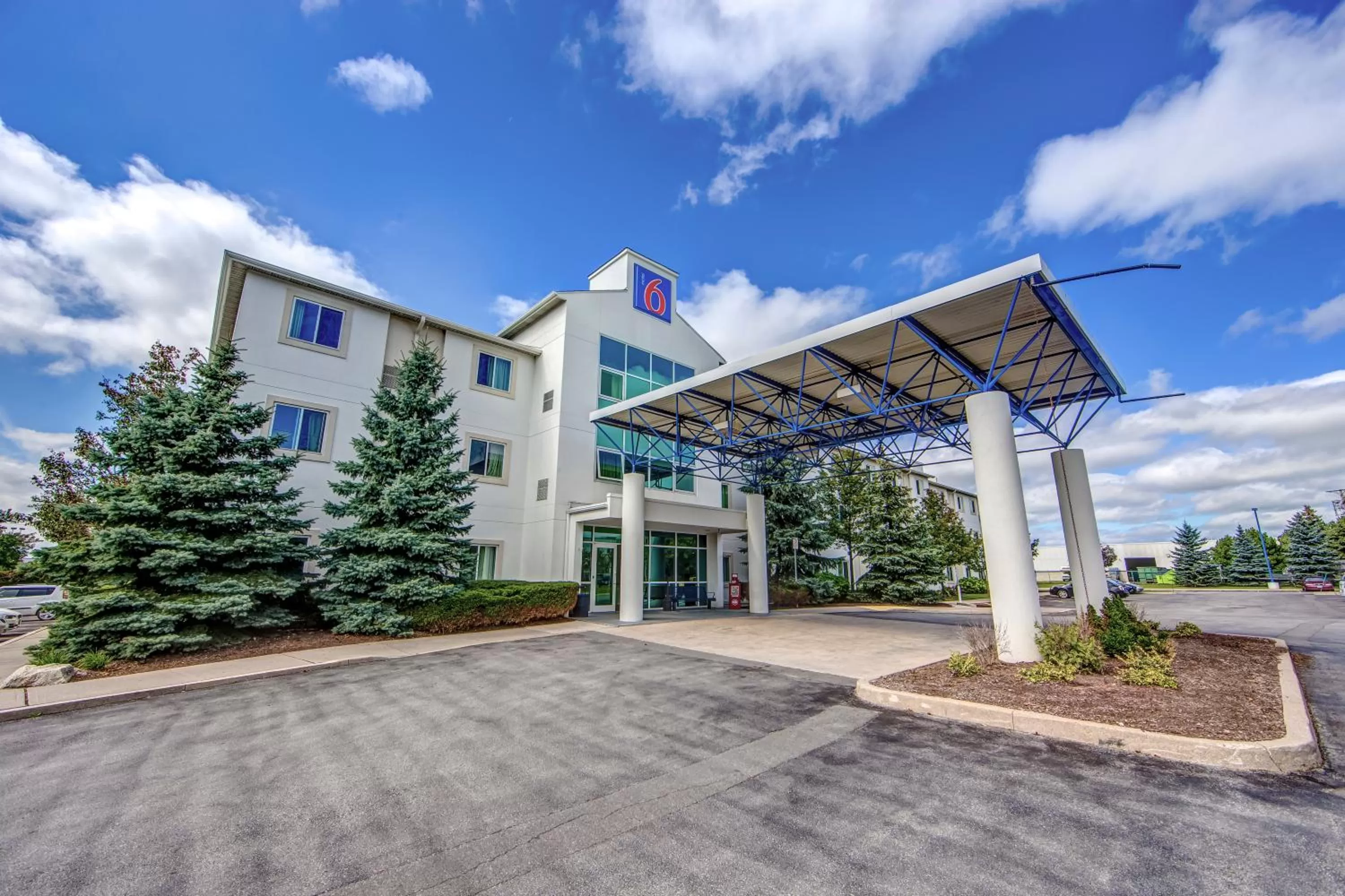 Facade/entrance in Motel 6-Burlington, ON - Toronto West - Oakville