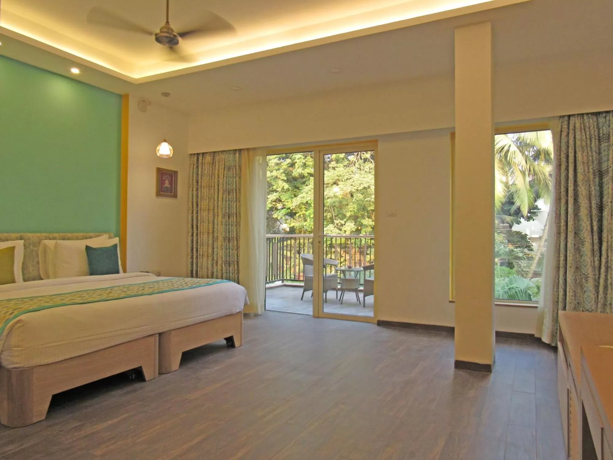 Photo of the whole room, Bed in Acron Seaway Resort