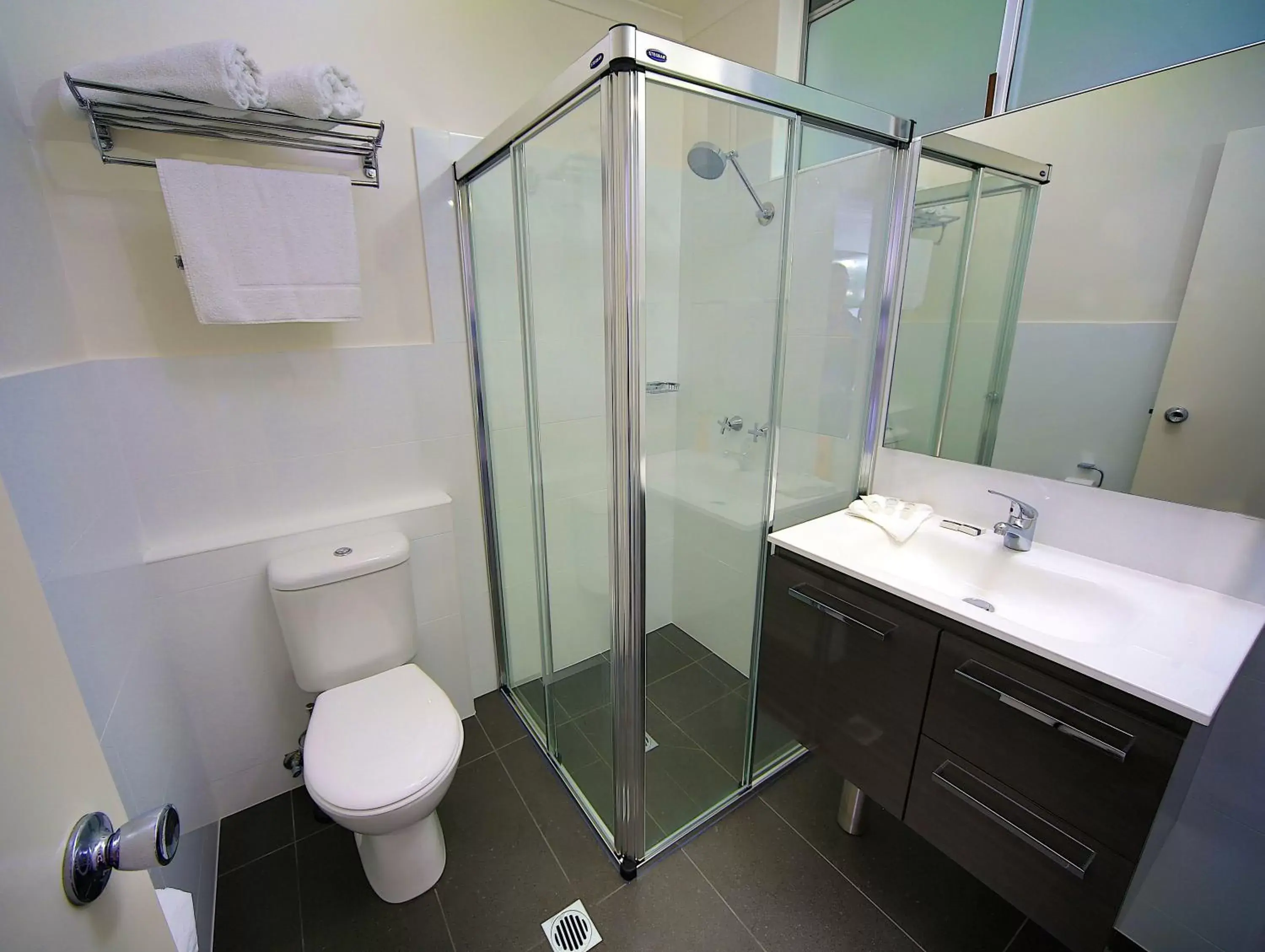 Shower, Bathroom in Brunswick River Inn