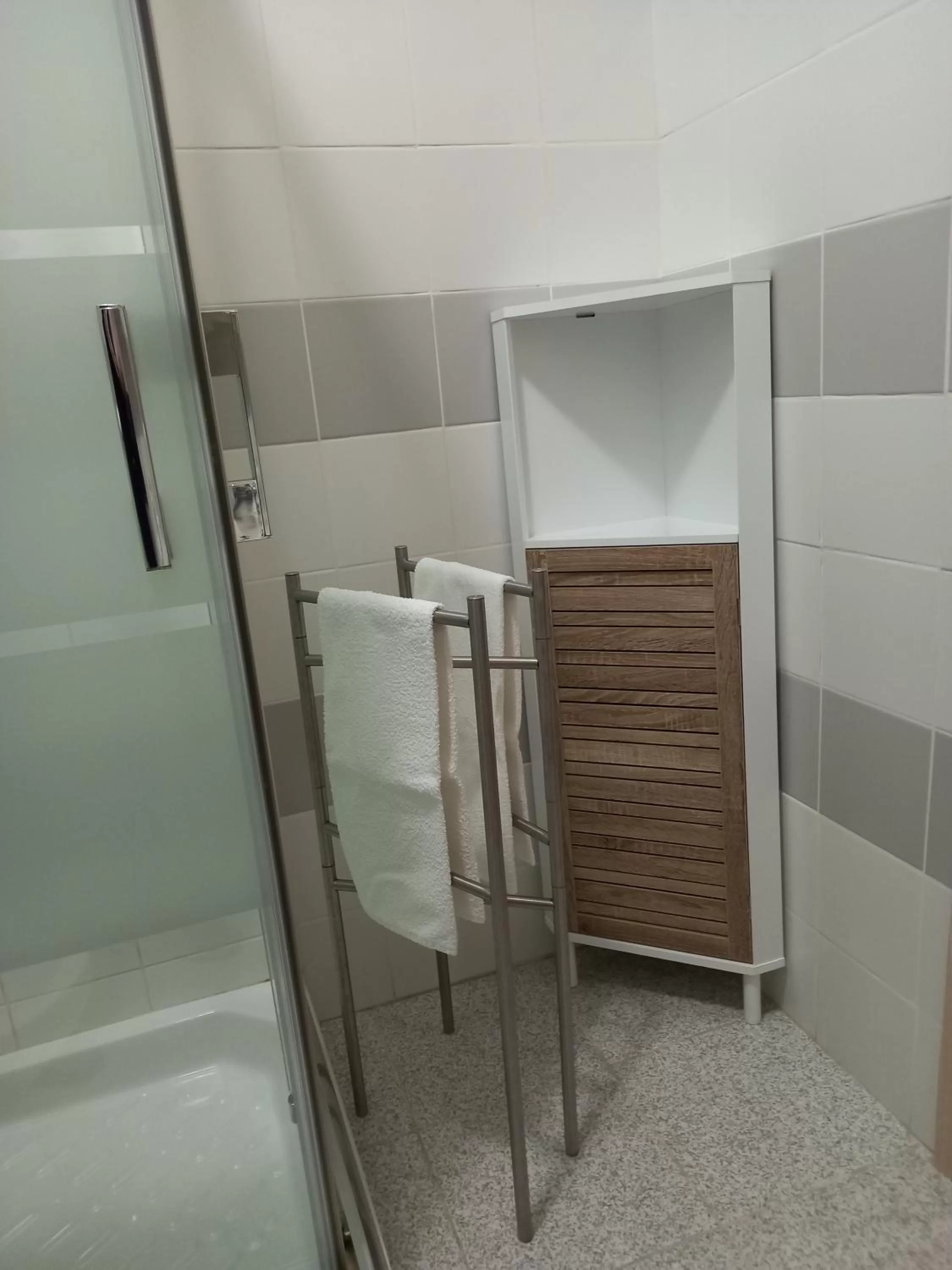 Shower, Bed in nAnA'