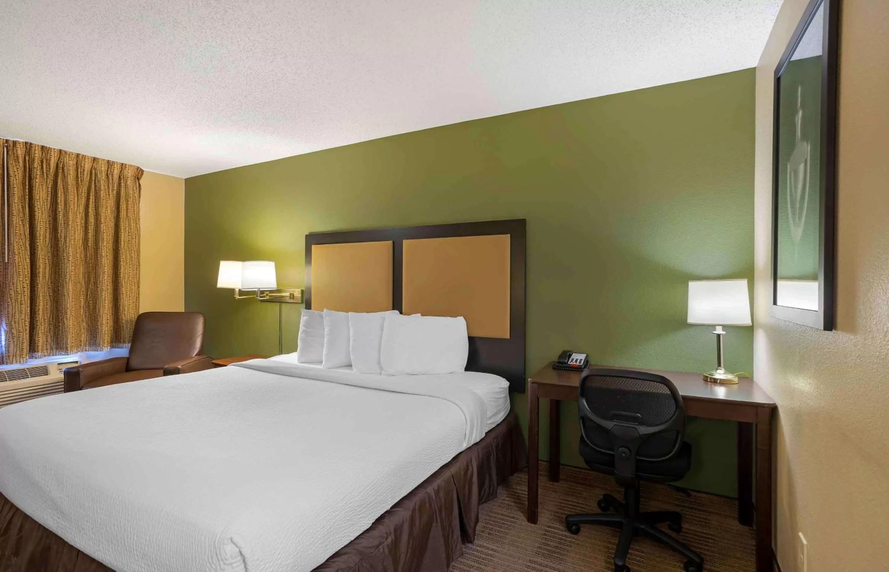 Bedroom, Bed in Extended Stay America Select Suites - Springfield - South