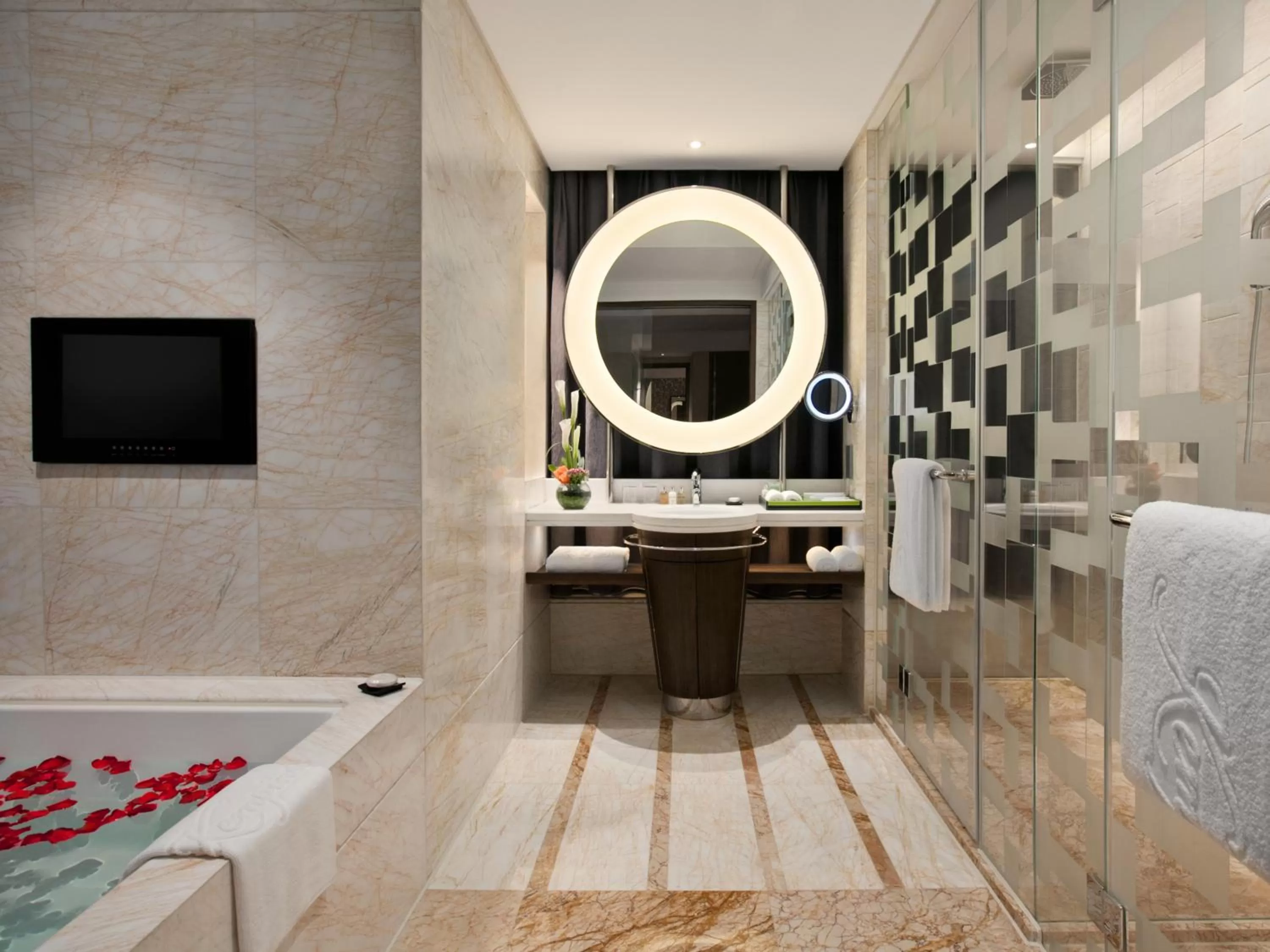 Bathroom in Kempinski Hotel Chongqing - Complimentary 500ml Home-Brewed beer voucher upon check-in