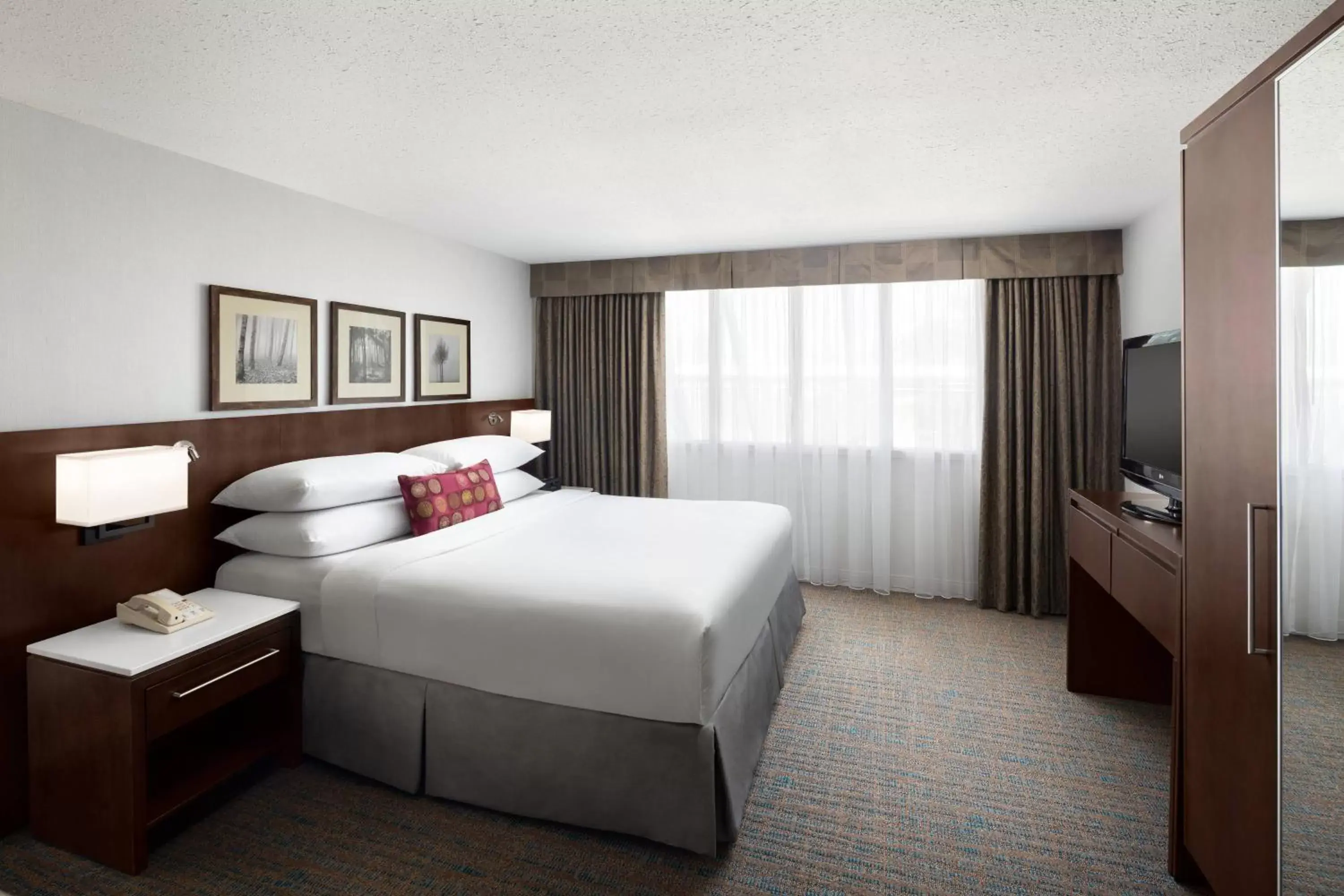 Photo of the whole room, Bed in Delta Hotels by Marriott Calgary South