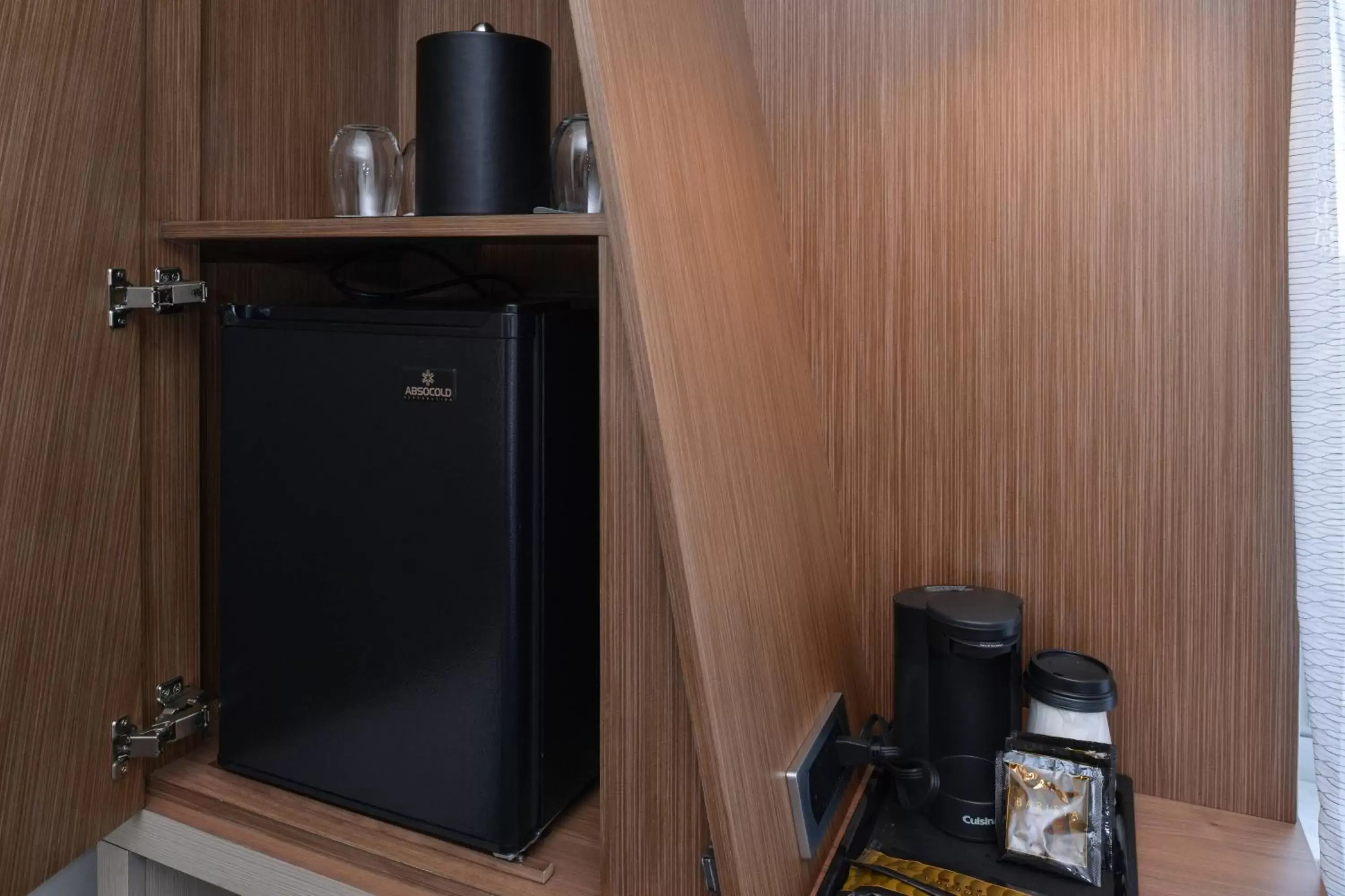 Photo of the whole room, Coffee/Tea Facilities in Courtyard by Marriott St. Louis St. Peters