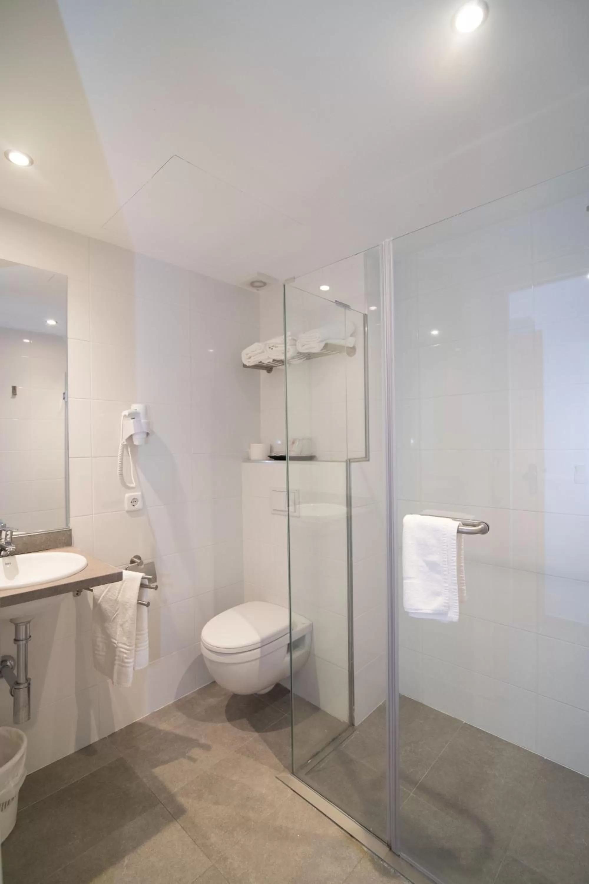 Shower in Hotel Abelay