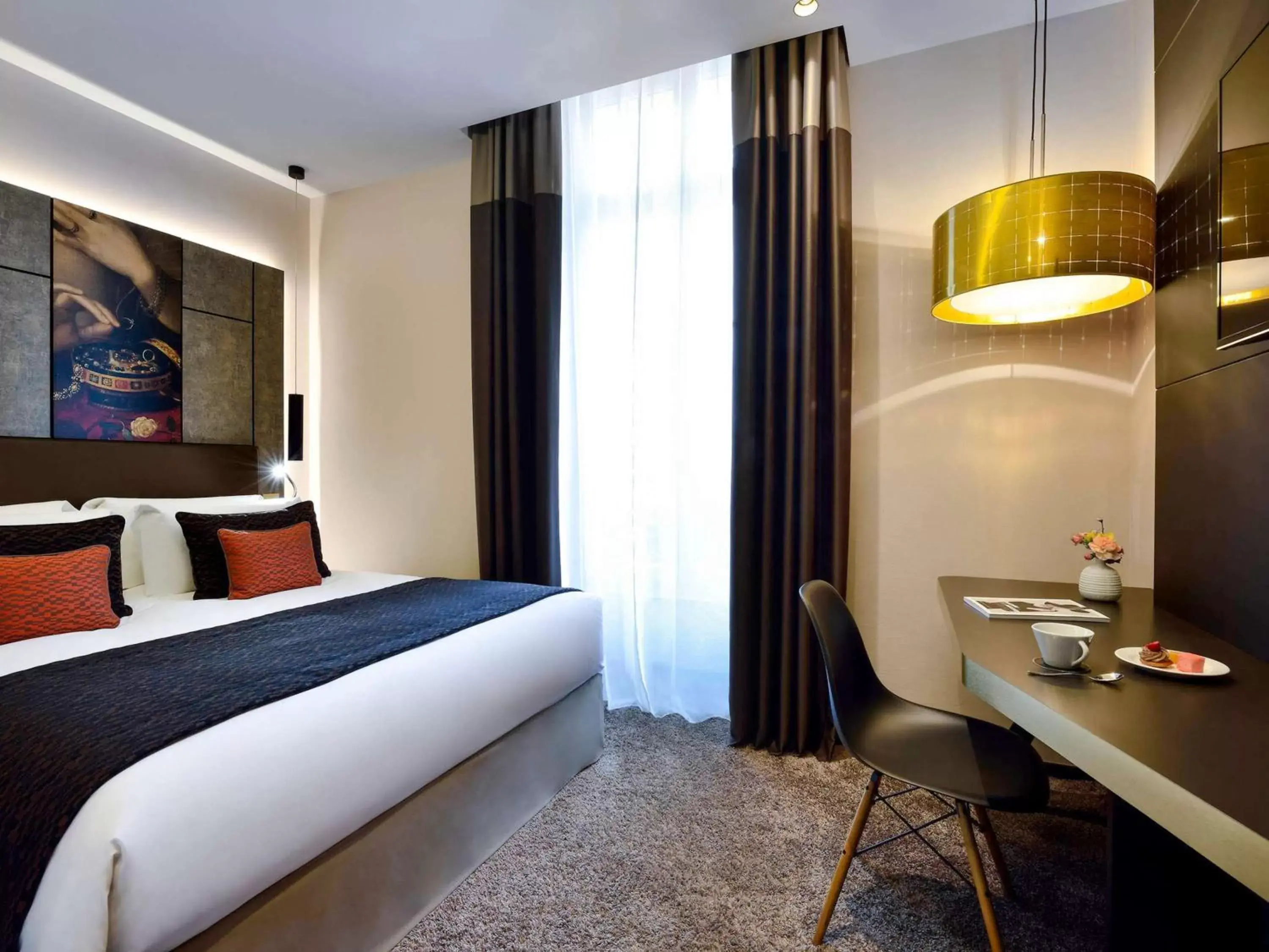 Bedroom, Bed in Grand Hotel La Cloche Dijon - MGallery