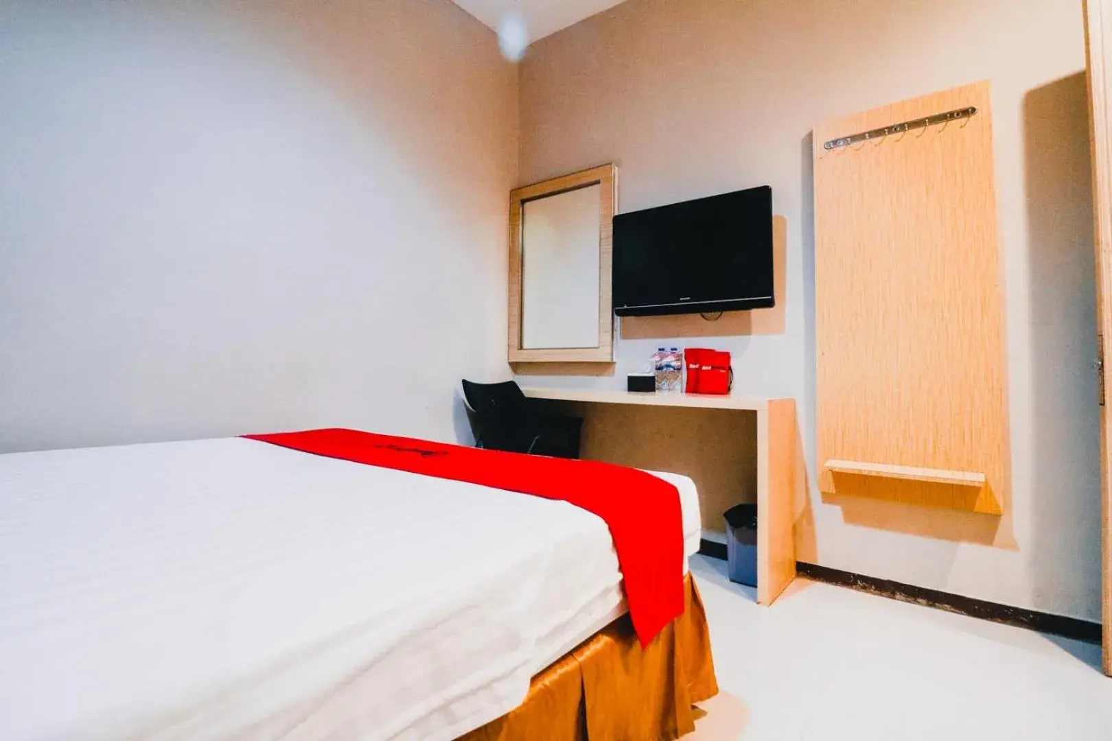 Bedroom, Bed in RedDoorz Plus near Sultan Hasanuddin Airport