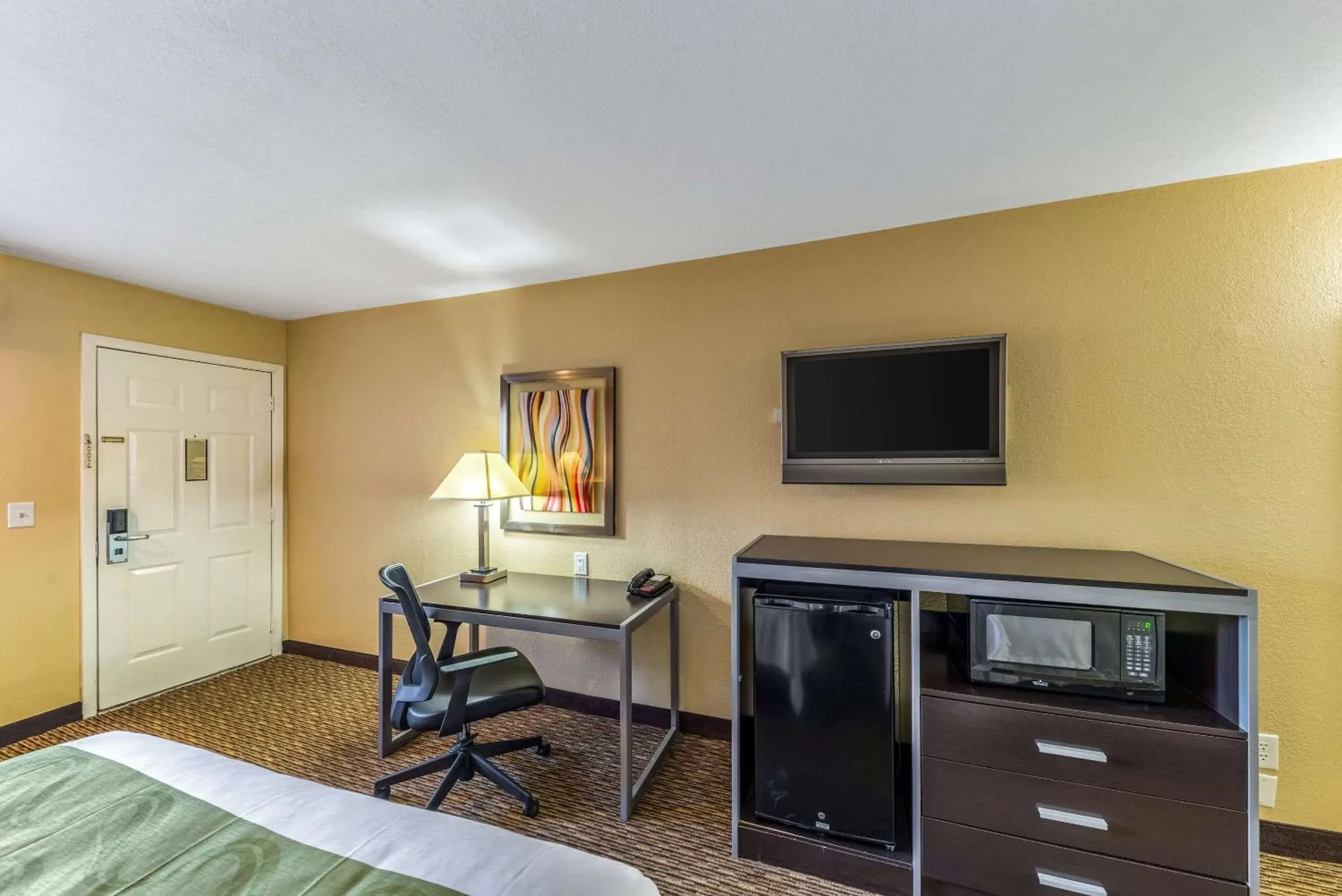 Photo of the whole room, TV/Entertainment Center in Quality Inn Glenpool - Tulsa