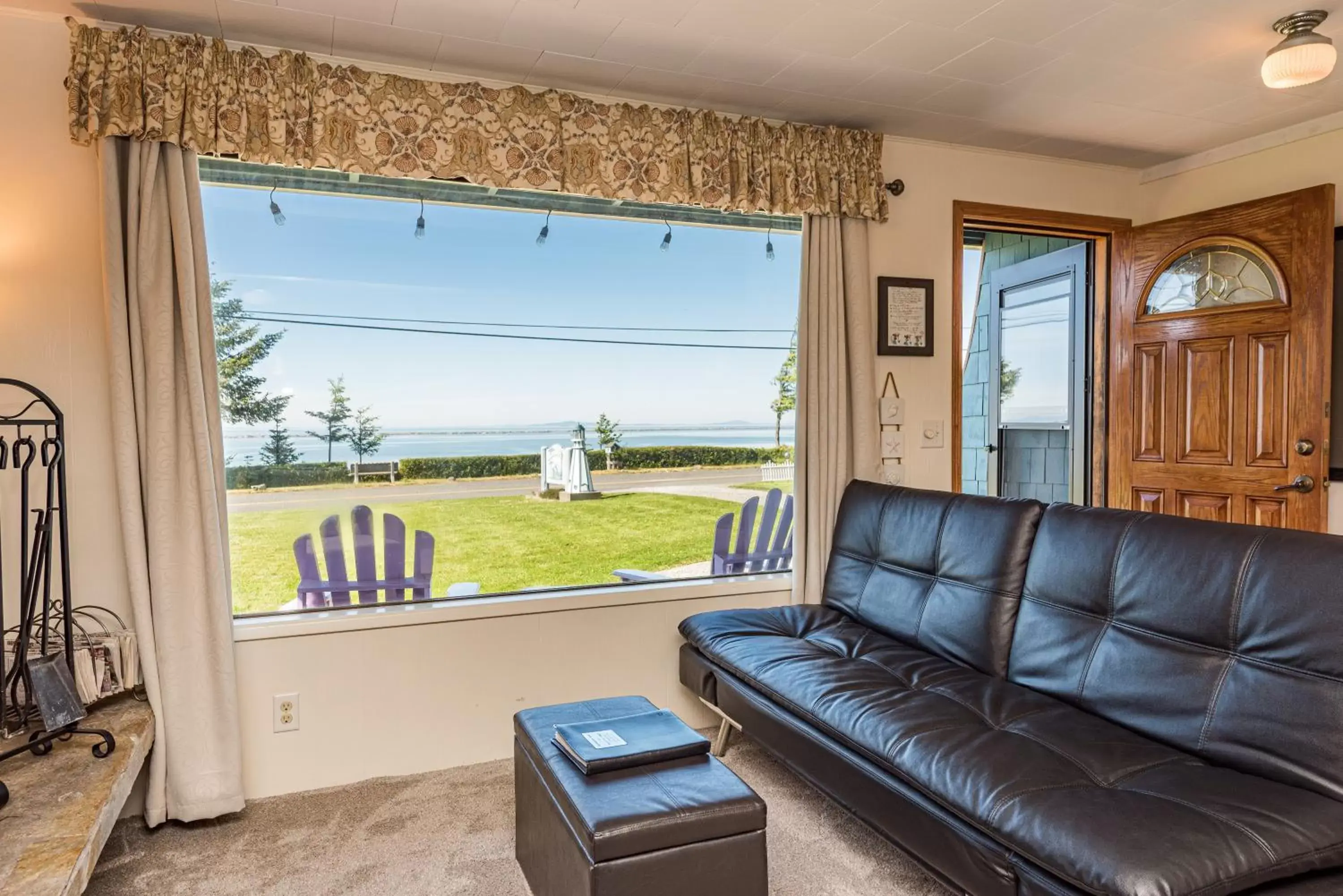 Living room, Seating Area in Juan de Fuca Cottages