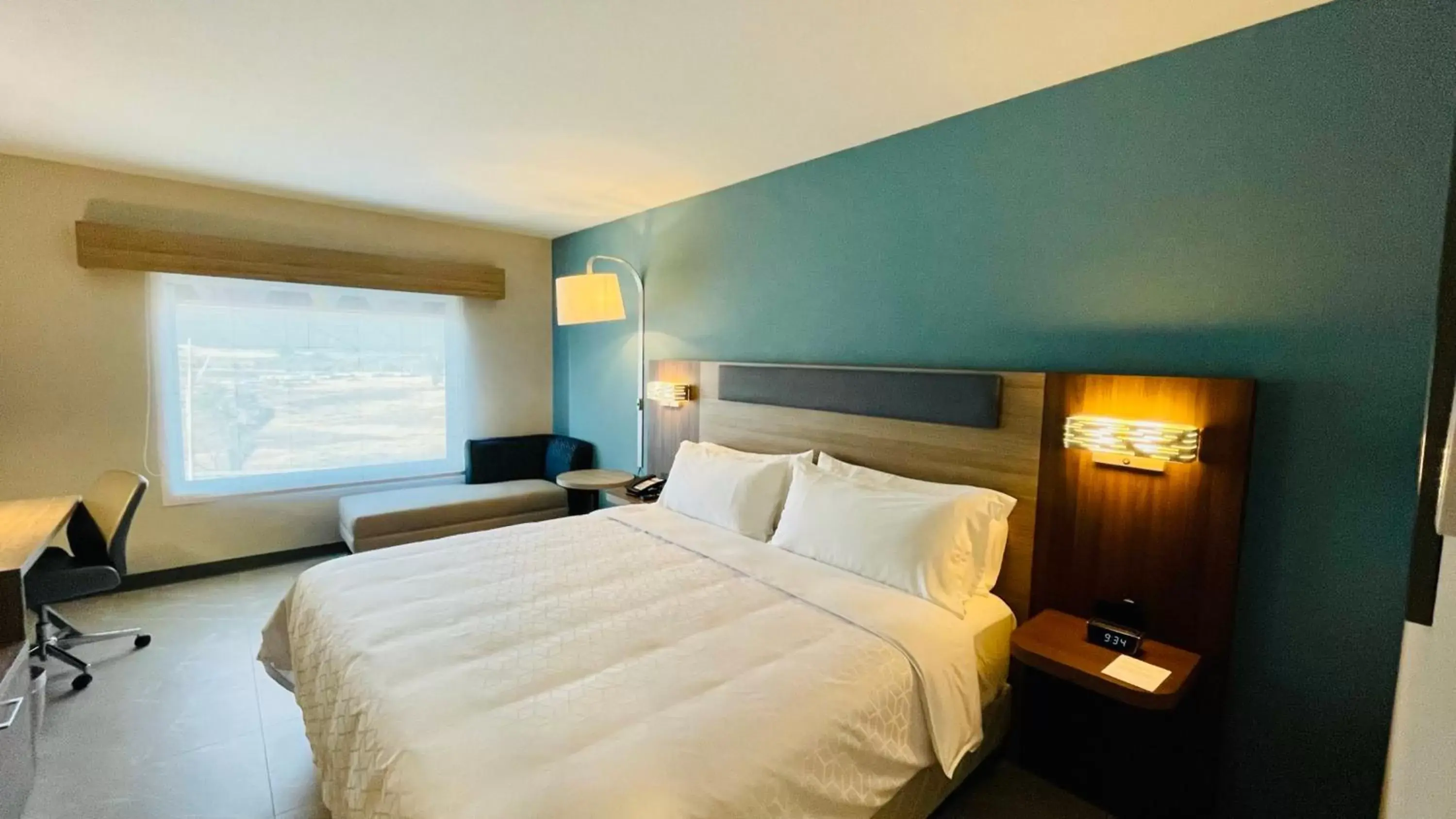 Photo of the whole room, Bed in Holiday Inn Express - Guadalajara Vallarta Poniente by IHG Photo of the whole room, Bed in Holiday Inn Express - Guadalajara Vallarta Poniente by IHG