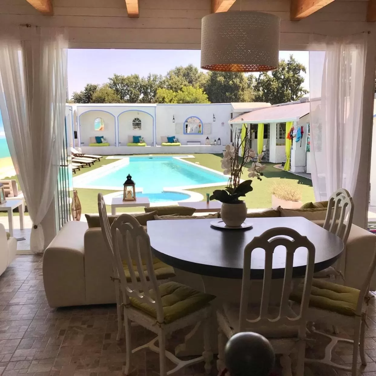 Swimming pool, Dining Area in Lady Hamilton B&B