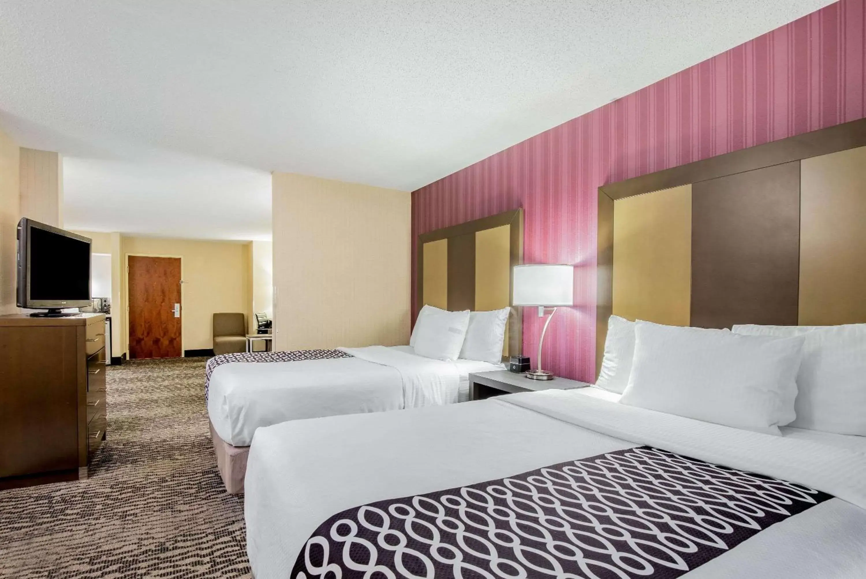 Photo of the whole room, Bed in La Quinta by Wyndham Newark - Elkton
