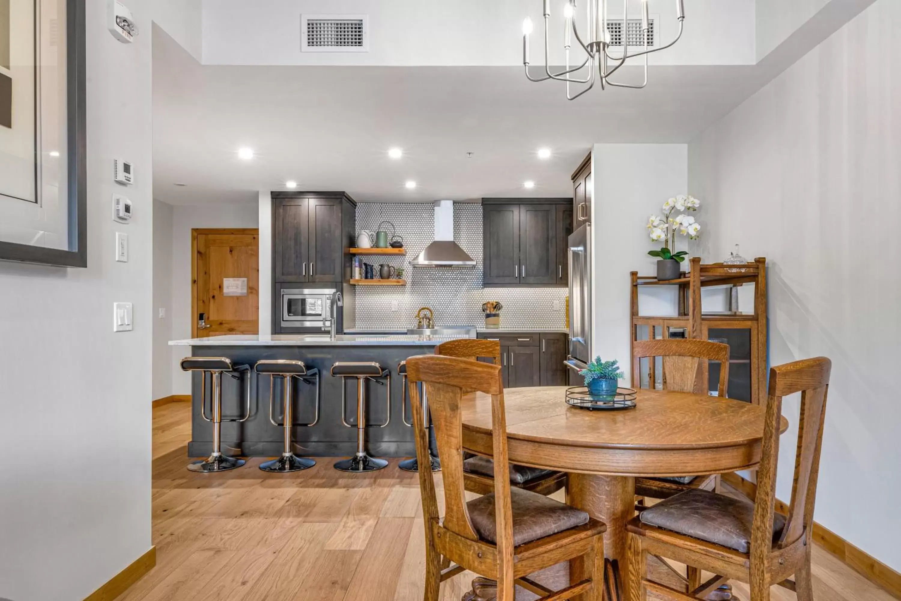 Dining area, Kitchen/Kitchenette in Tamarack Lodge by Spring Creek Vacations