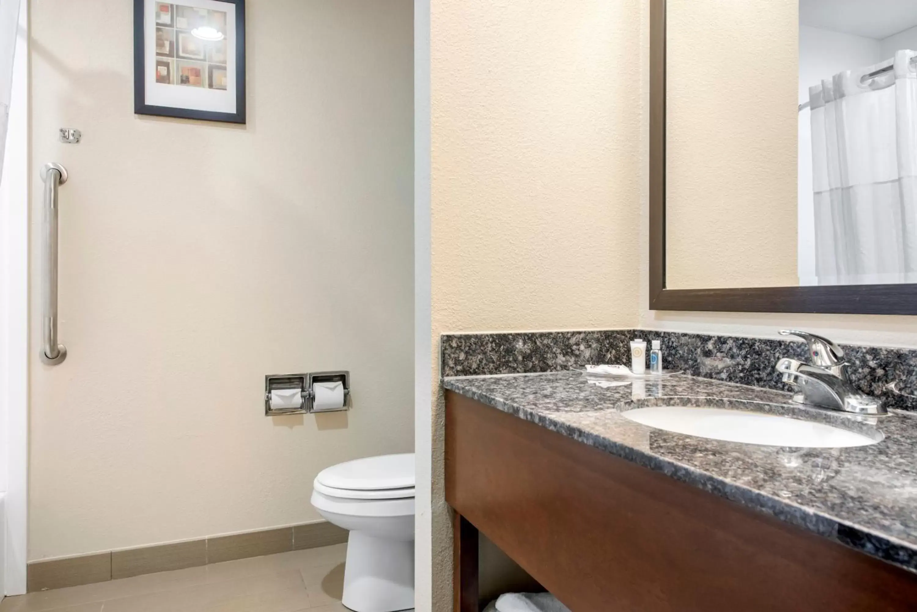 Bathroom in Comfort Suites Lafayette University Area